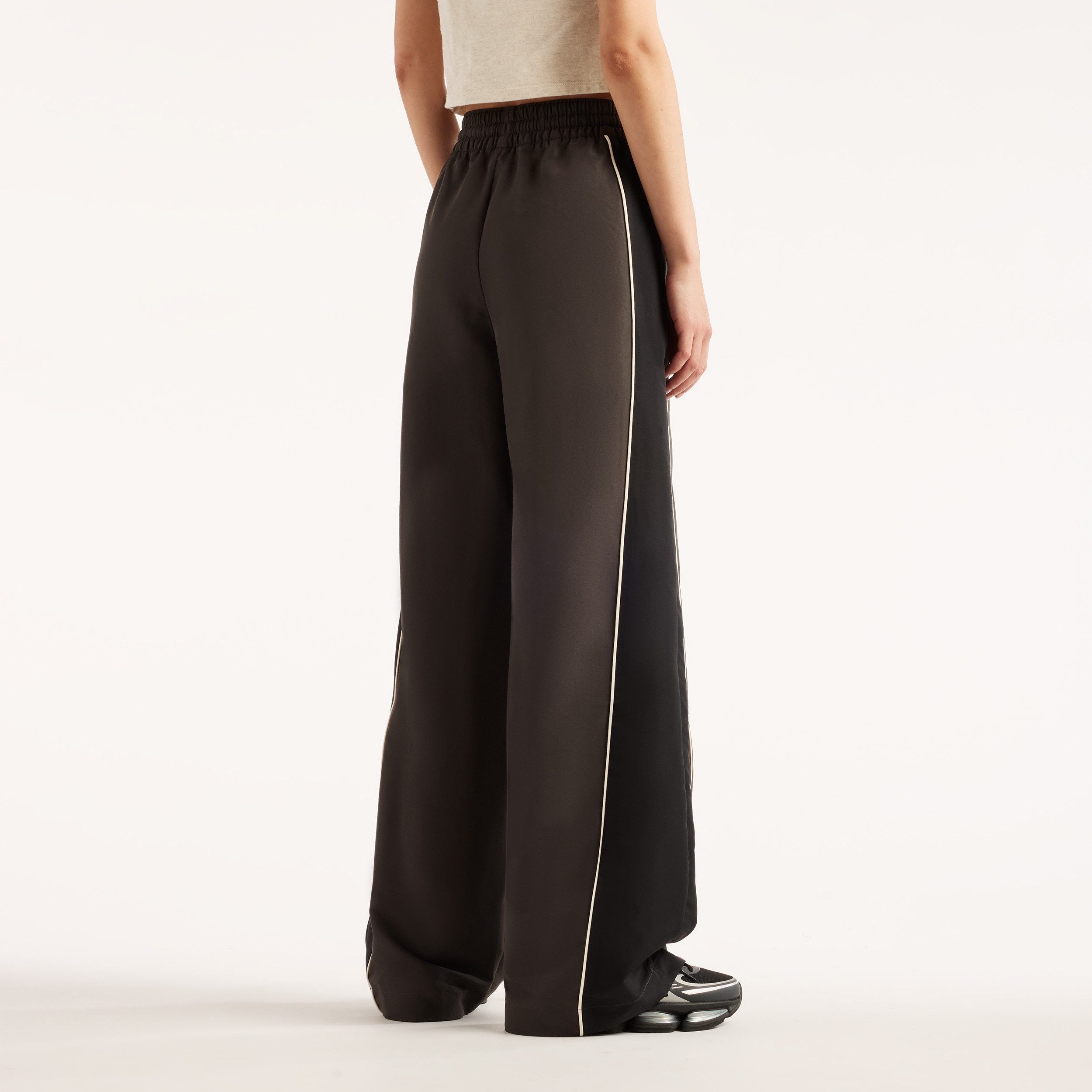 New Balance Trainingshose TRACKSIDE WOVEN PANT für Erwachsene, mit bequemer Passform, normal-weite Form