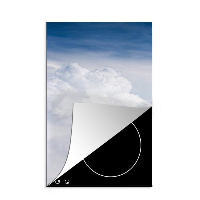 MuchoWow Herdblende-/Abdeckplatte Große weiße Wolken an einem dunkelblauen Himmel Vinyl (1 tlg) Küchen Dekoration für Induktionsherd Induktionskochfeld