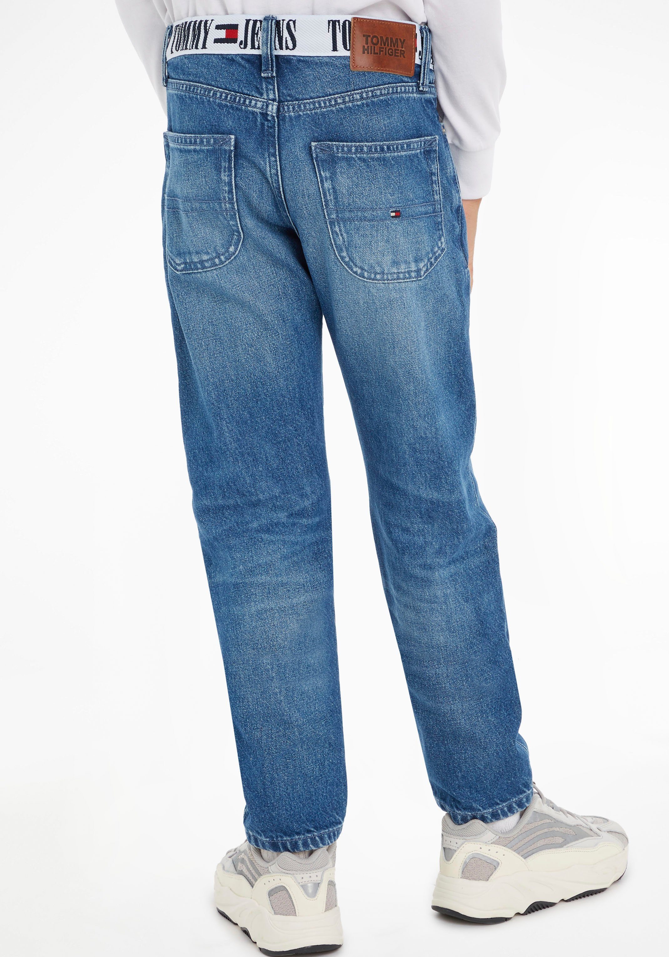 Tommy mit Straight-Jeans Bund Hilfiger coolem MONOTYPE MODERN Tommy Jeans STRAIGHT TAPE