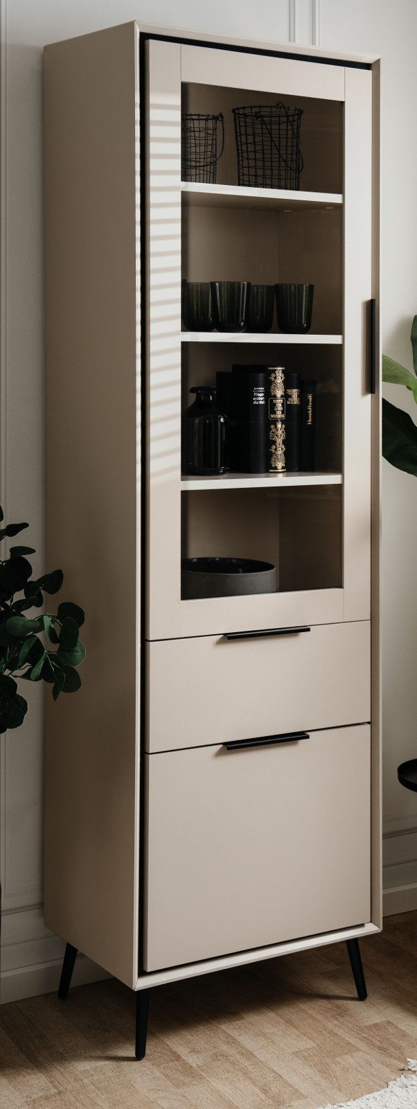 Furn.Design Standvitrine Brebbia (Vitrine in Kaschmir / Sand mit Schwarz, 5 Fächer und Schubkasten, 60 x 200 cm) mit Soft-Close-Funktion
