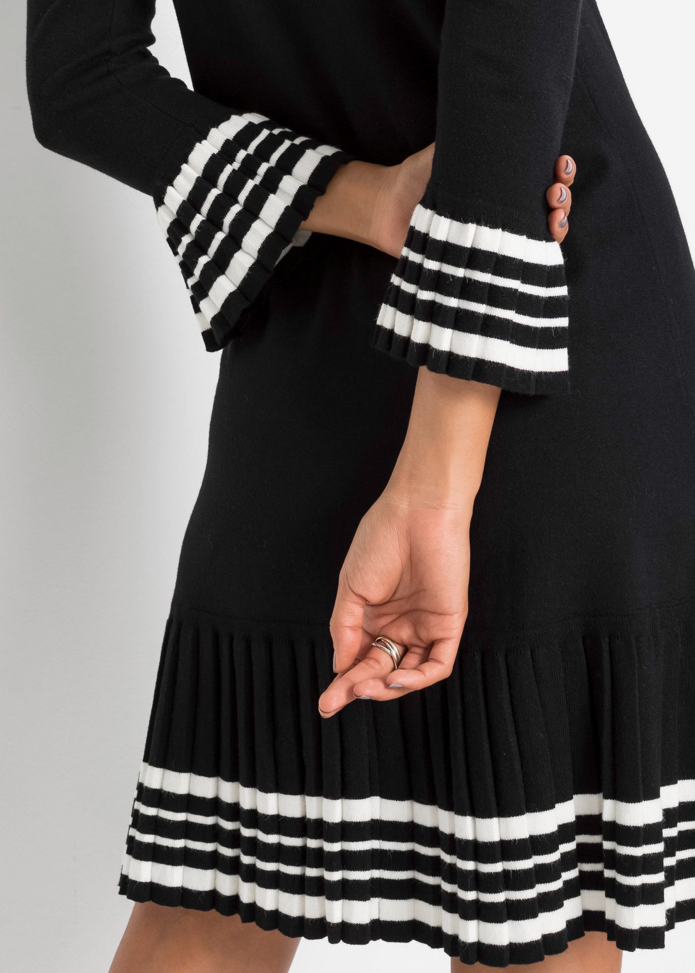 bonprix Strickkleid aus Viskose und Polyamid, ausgestellte Passform, mit Streifendesign
