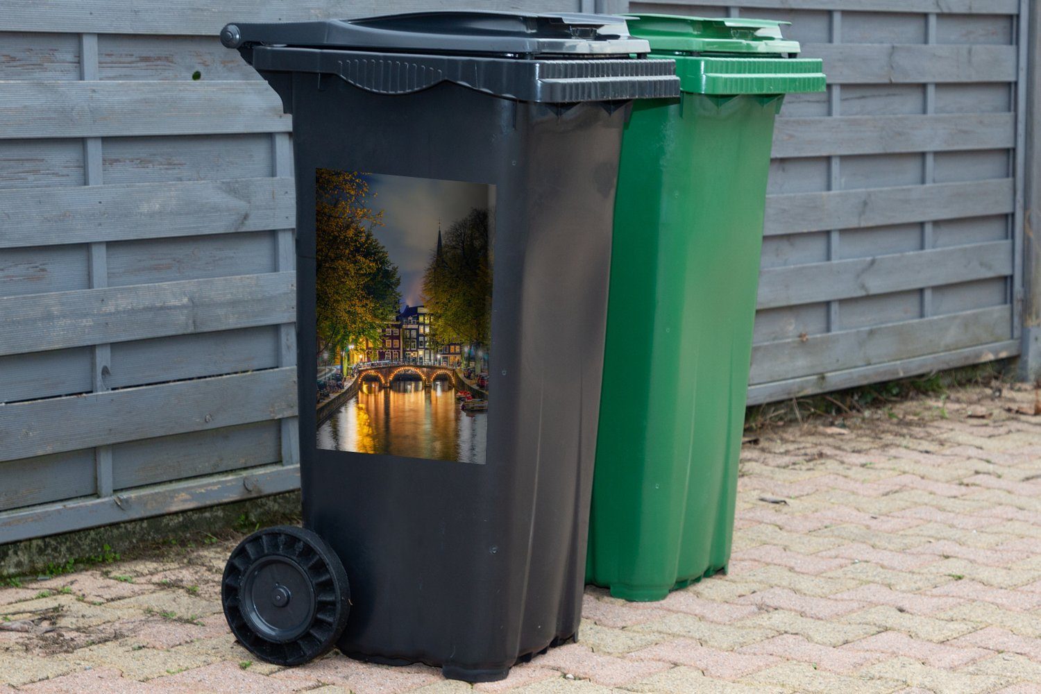 Wandsticker Sticker, Abfalbehälter MuchoWow (1 Container, am Mülleimer-aufkleber, Amsterdamer Mülltonne, Abend St), Architektur