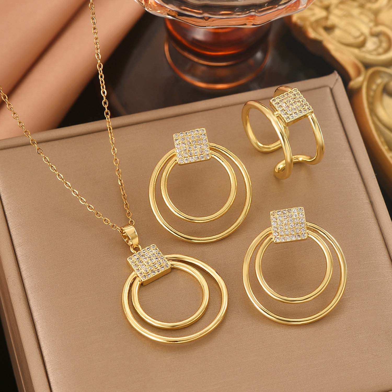 trends for living Schmuckset Zartes goldenes Ketten-Set bestehend aus Halskette Ohrringen und Ring, Mehrlagige, kreisförmige Ringe mit diamantbesetzten Quadraten
