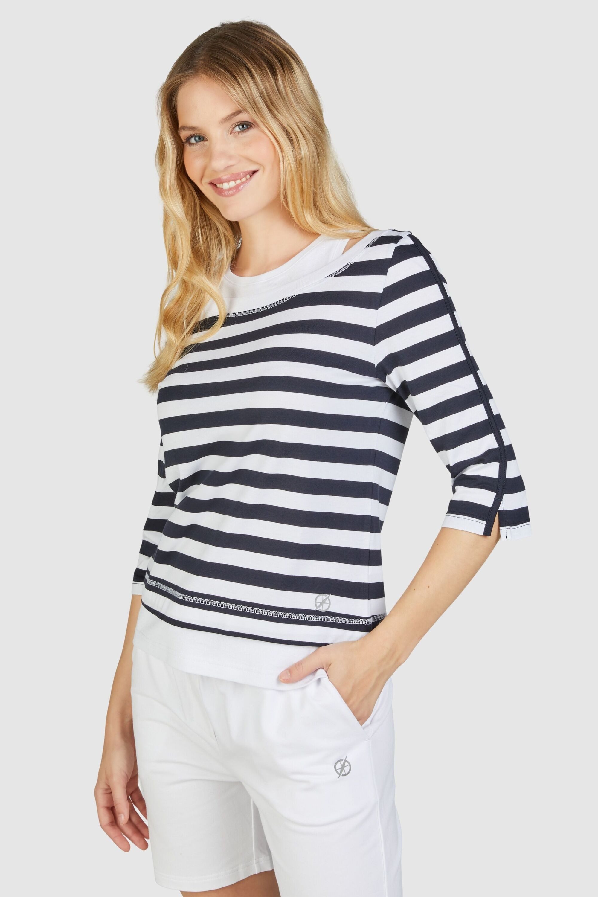 NAVIGAZIONE Rundhalsshirt mit 2-in-1 Optik