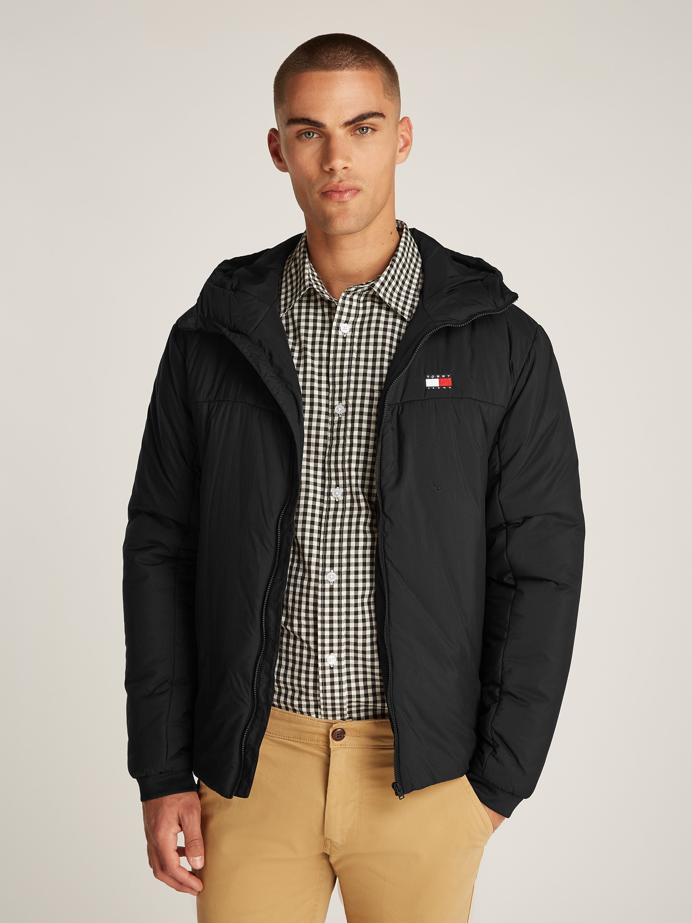 Tommy Jeans Plus Allwetterjacke TJM LT POLY JACKET EXT in Großen Größen, Logostickerei, Eingriffstaschen
