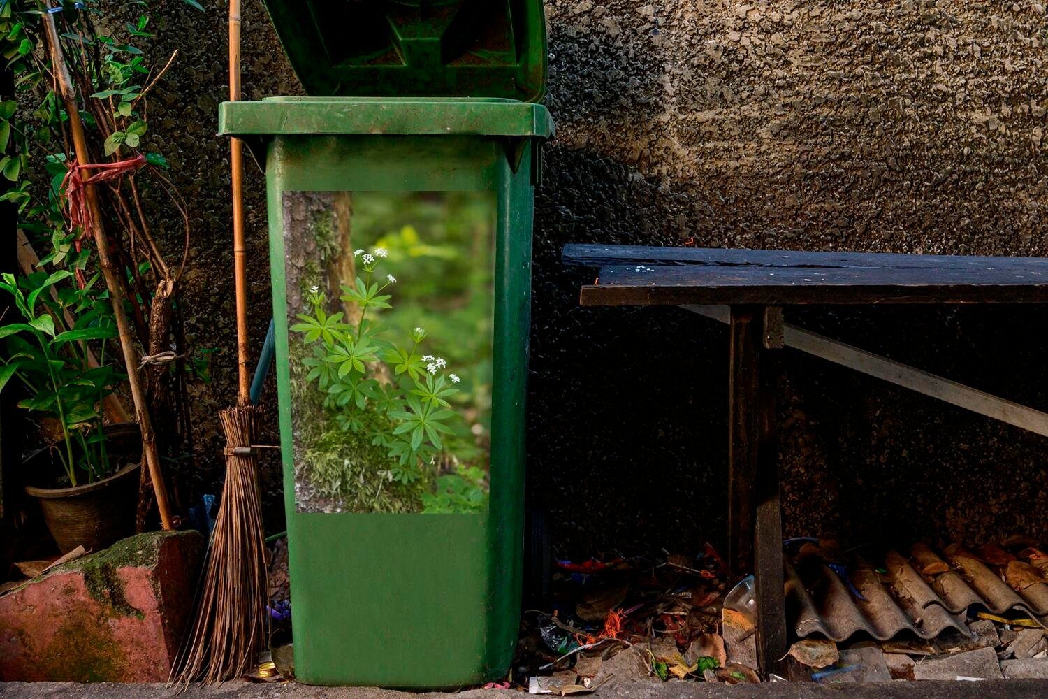 Das Mülltonne, Waldmeister vor schönen einem MuchoWow den (1 Container, beleuchtet St), Wandsticker Sticker, Sonnenlicht Abfalbehälter Baum Mülleimer-aufkleber,