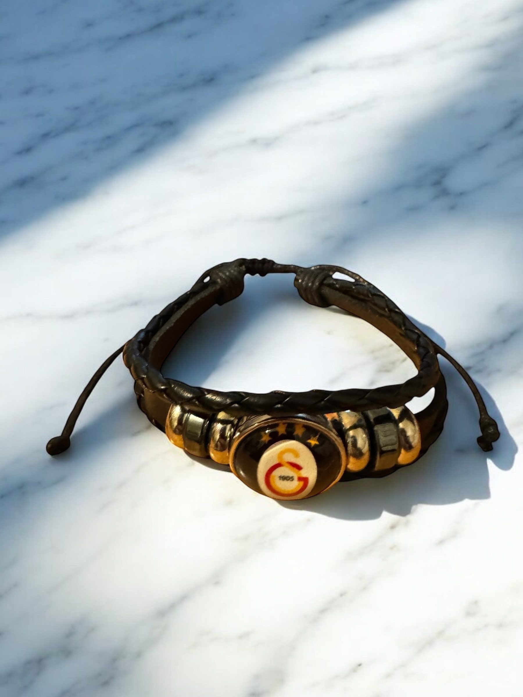 Stelby Armband mit Gravur Galatasaray Armband 3D Gravur im Glas, Fanartikel Geschenk (Weihnachtsgeschenk, Geburtstagsgeschenk, Valentinstaggeschenk), Hochwertiges Lederarmband für Galatasaray Fans – edel & robust