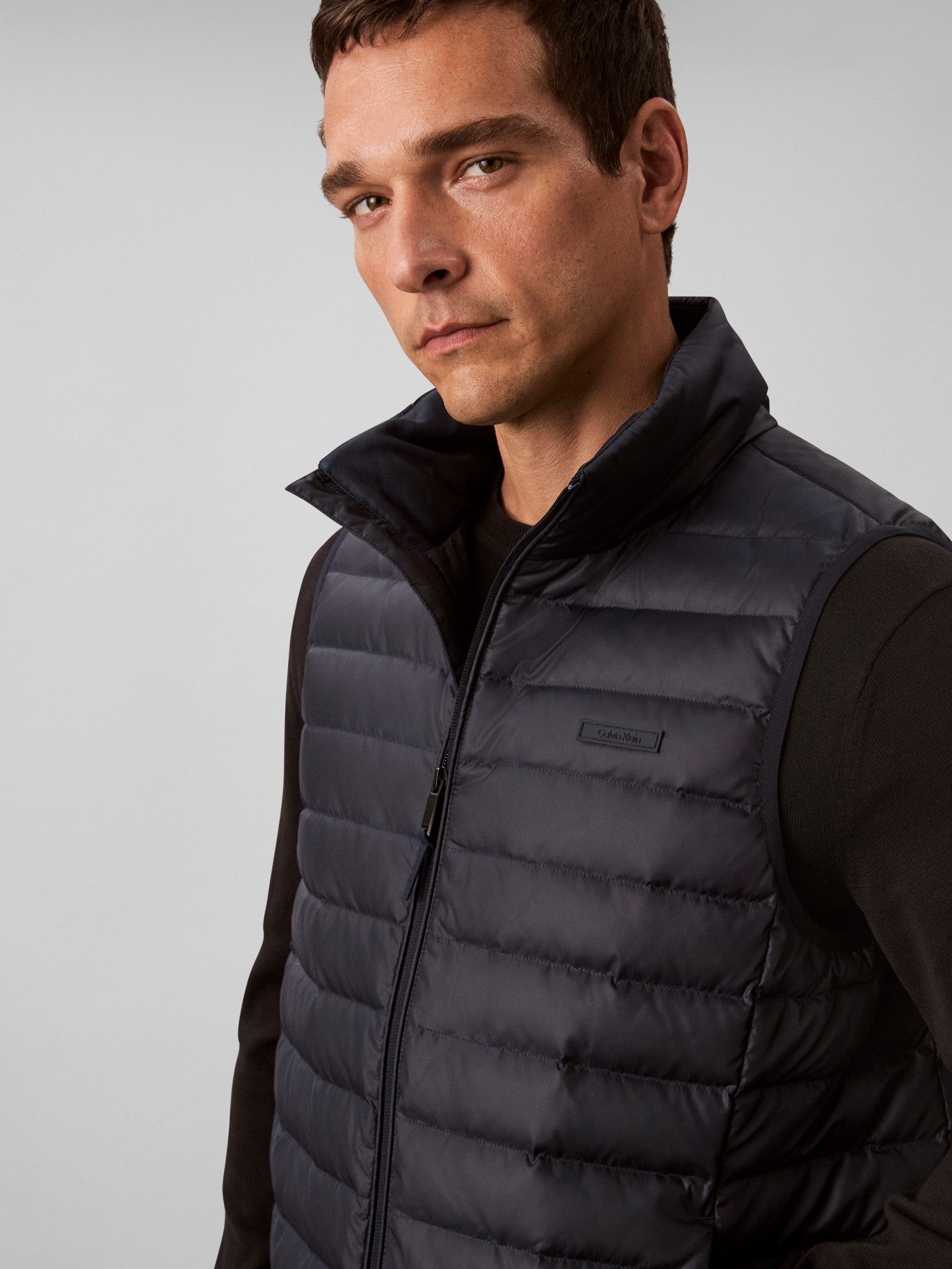 Calvin Klein Jeans Steppweste SLVLSS LT WT NYLON PUFFER VEST Mit Rundhalsausschnitt – Bild 4 von 5