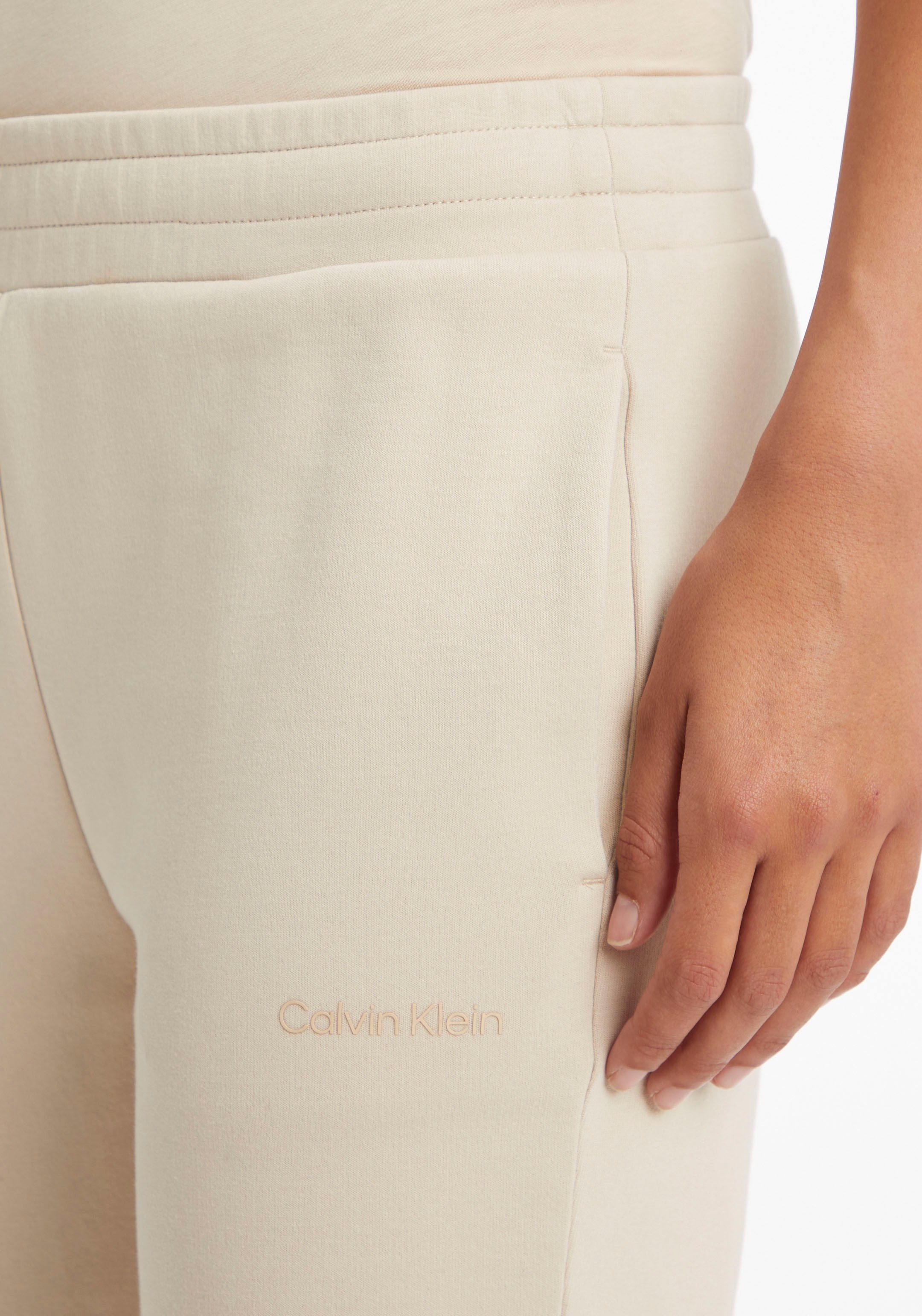 Sweathose beige mit Klein Calvin Klein kontrastfarbenem Logo Calvin