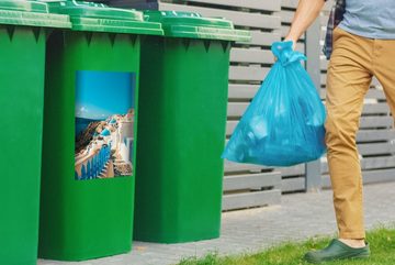 MuchoWow Wandsticker Blauer Bürgersteig in Santorini Griechenland (1 St), Mülleimer-aufkleber, Mülltonne, Sticker, Container, Abfalbehälter