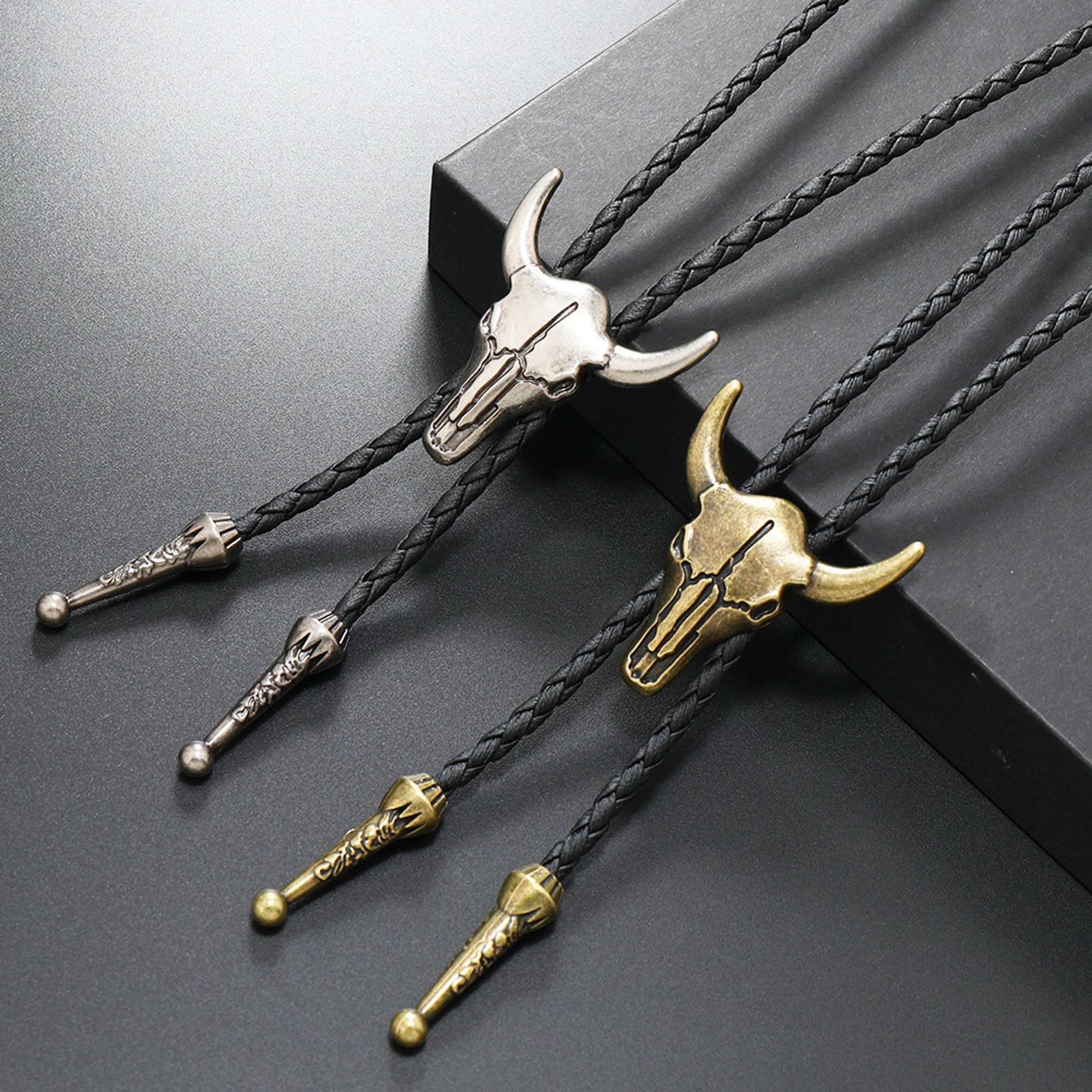 KARMA Krawatte Country Bolo Krawatte Herren Western Stil Stier Bronze od. Silber (Textilband, Metallanhänger für Festival, Party, Country-Outfits und Trachtenmode) 40-70 cm verstellbar Cowboy Kette Bolotie