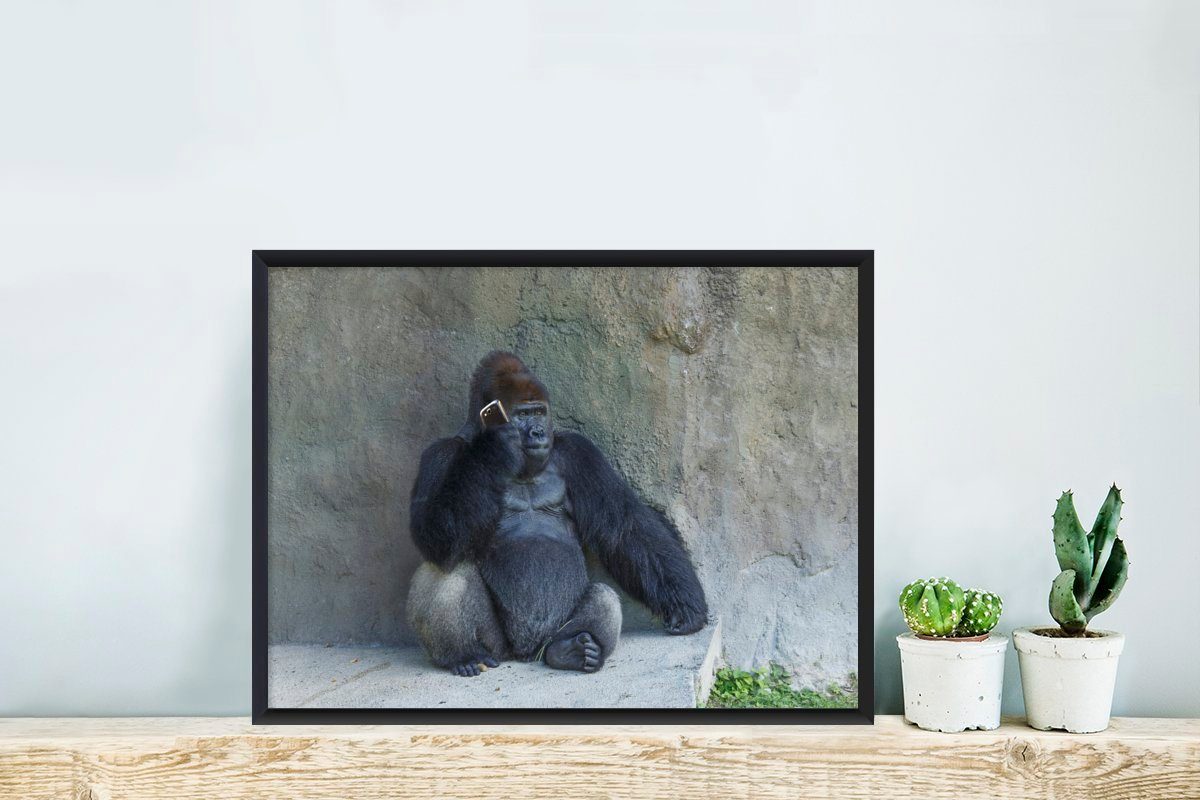MuchoWow Poster Bilder, Ein einer Gerahmtes lehnt Bilderrahmen Gorilla riesiger Steinmauer, Wanddeko, Poster, St), Schwarzem (1 an Wandposter