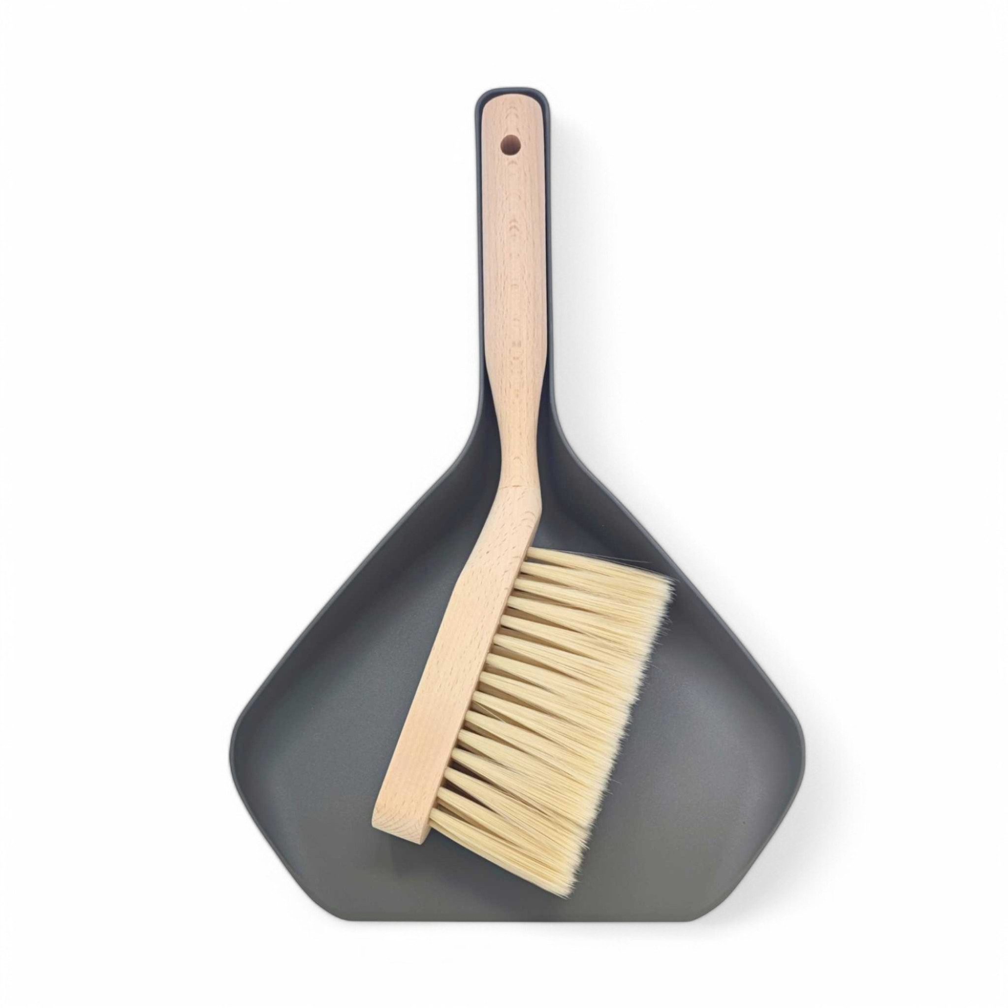 LIVLIG Kehrgarnitur mit Holzbesen, Kehrschaufel Set, Made in Europa, Innenbereich, Außenbereich