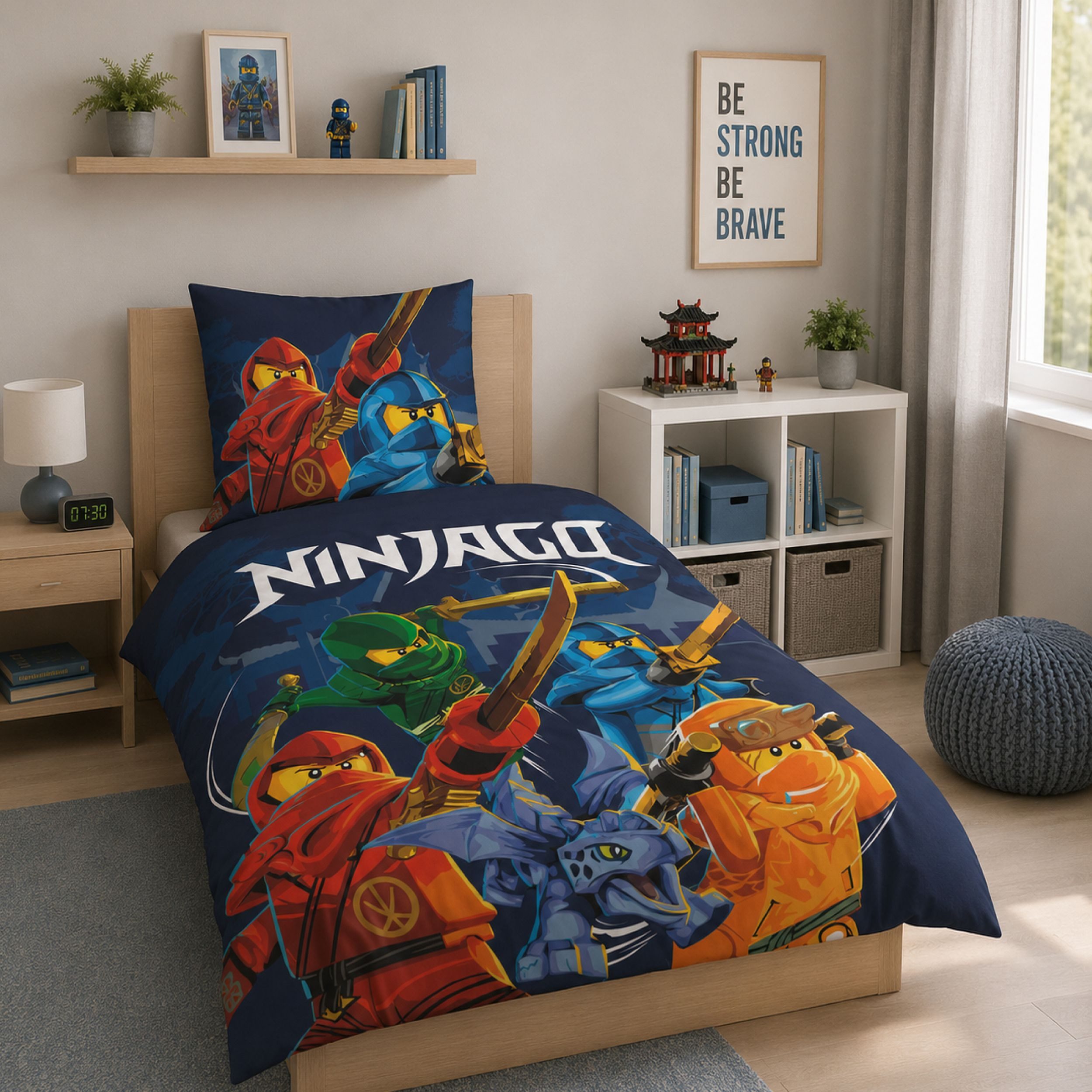 Familando Kinderbettwäsche Lego Ninjago Blau mit Lloyd Jay Kai uvm. aus 100% Baumwolle, Renforcé, 2 teilig, 135x200 80x80cm mit Reißverschluss; Wendebettwäsche