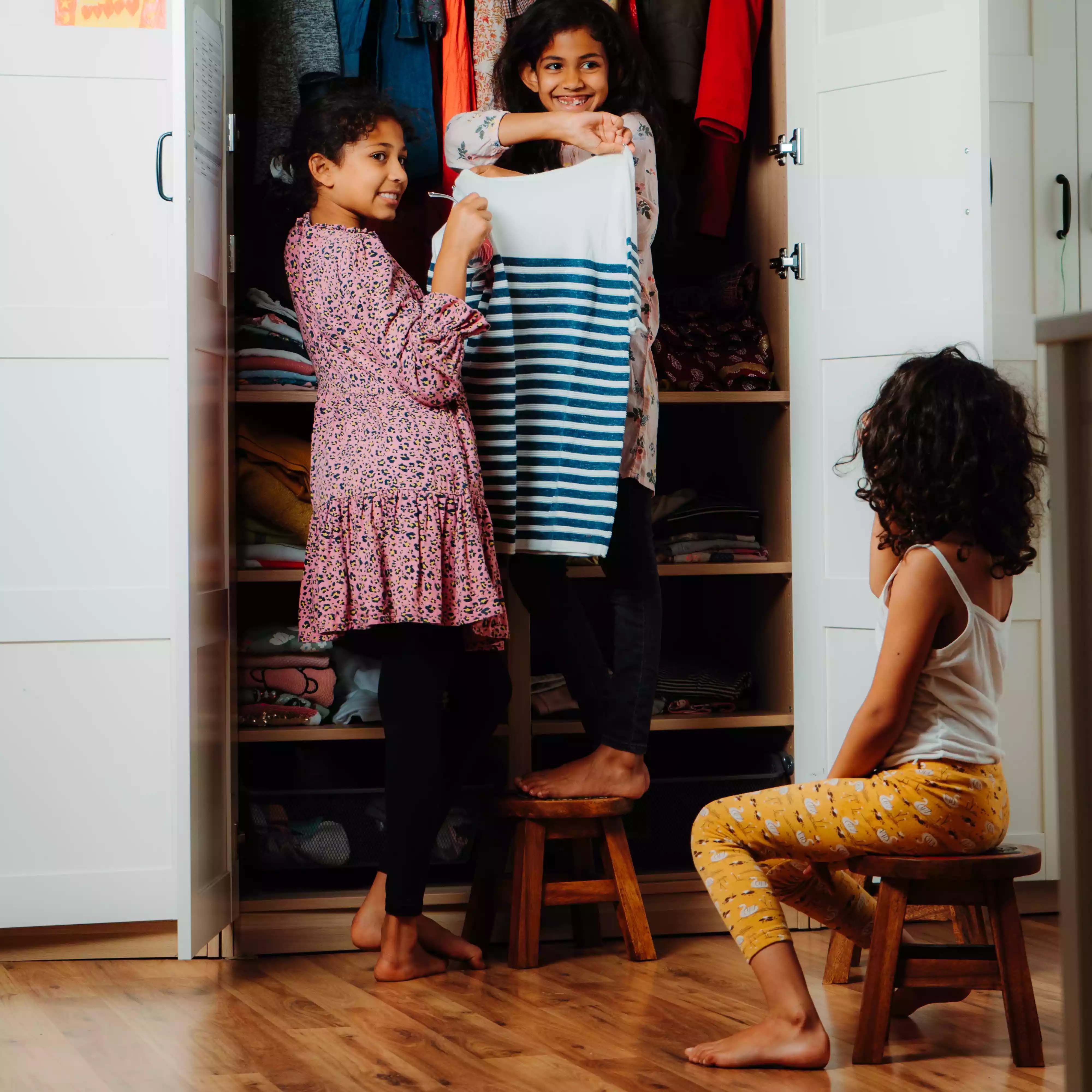 HUZK Kinderhocker Käfer, Stabiler hocker aus Holz – Perfekte Sitzgelegenheit für Kinderzimmer