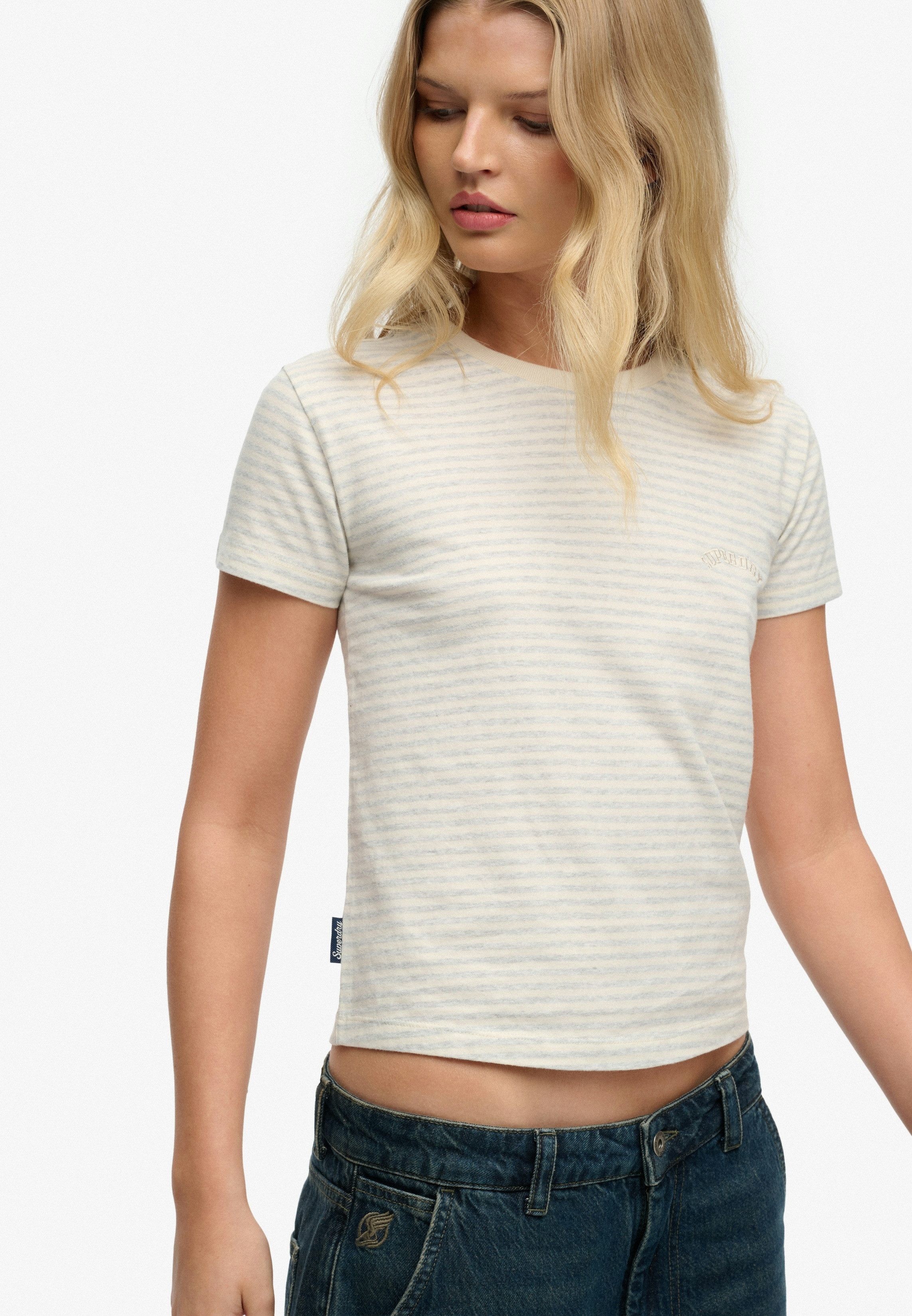 Superdry T-Shirt ESSENTIAL LOGO STR FITTED TEE angenehmes Tragegefühl durch besonders weiche Haptik