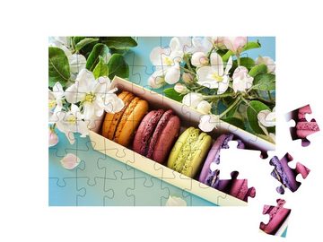 puzzleYOU Puzzle Bunte Makarons, umrahmt von Apfelblüten, 48 Puzzleteile, puzzleYOU-Kollektionen Kuchen, Essen und Trinken