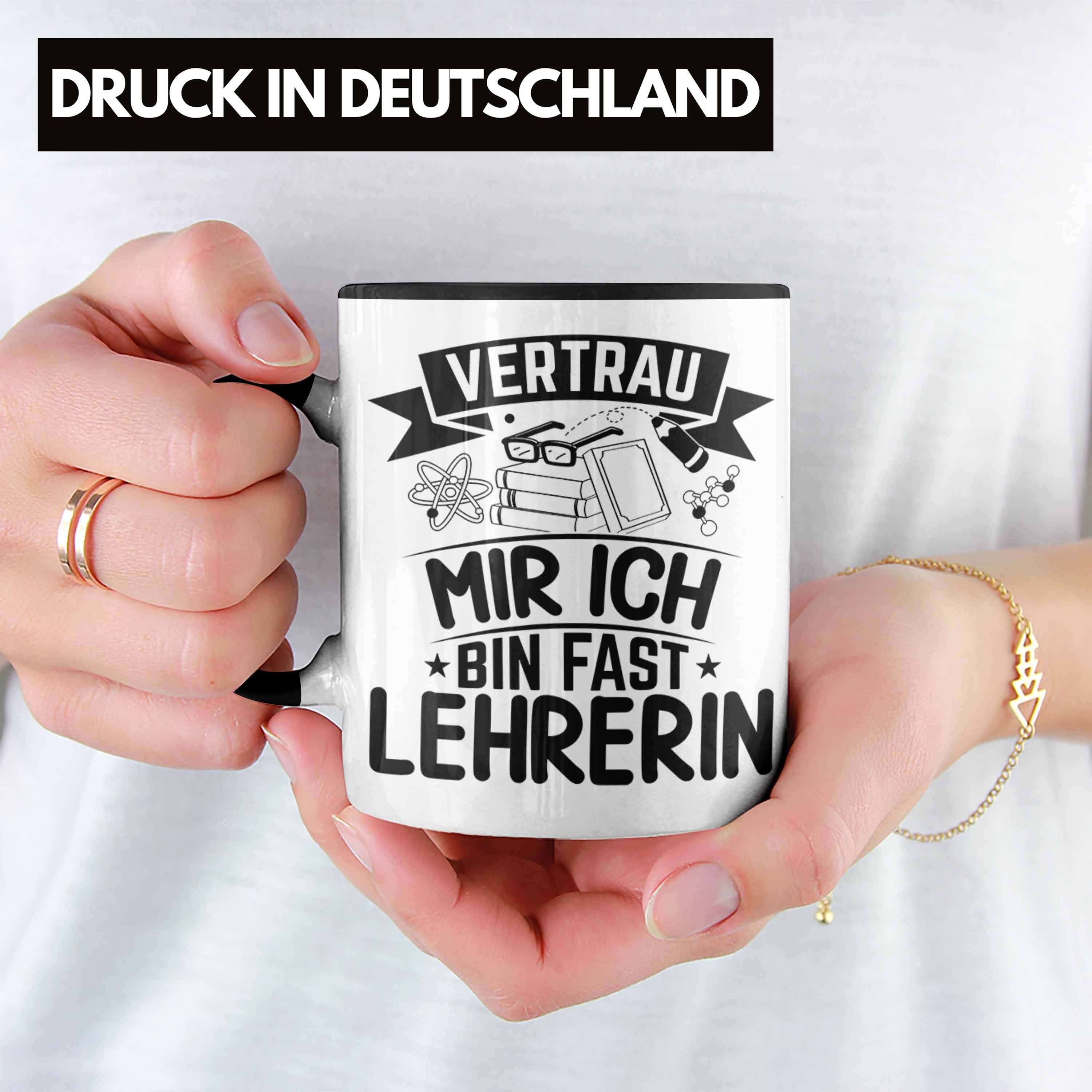 Mir Vertrau Tasse Referendariat Lehrer Fast Trendation Lehrerin Schwarz Ich Geschenk Tasse Bin