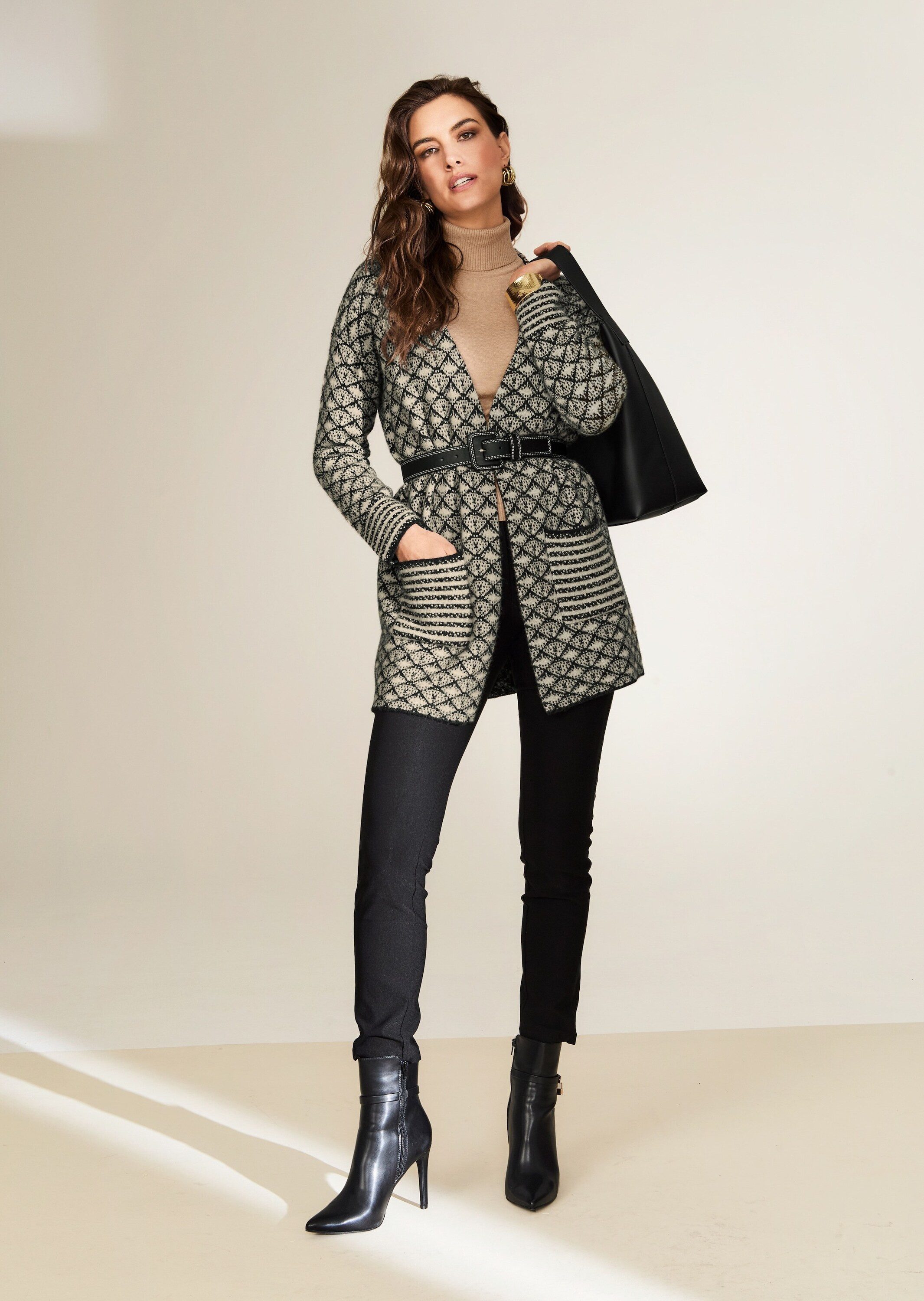 MADELEINE Strickjacke Herbstcardigan mit grafischem Muster Kragenlose Longjacke mit aufgesetzten Taschen und Langarm – Bild 5 von 5