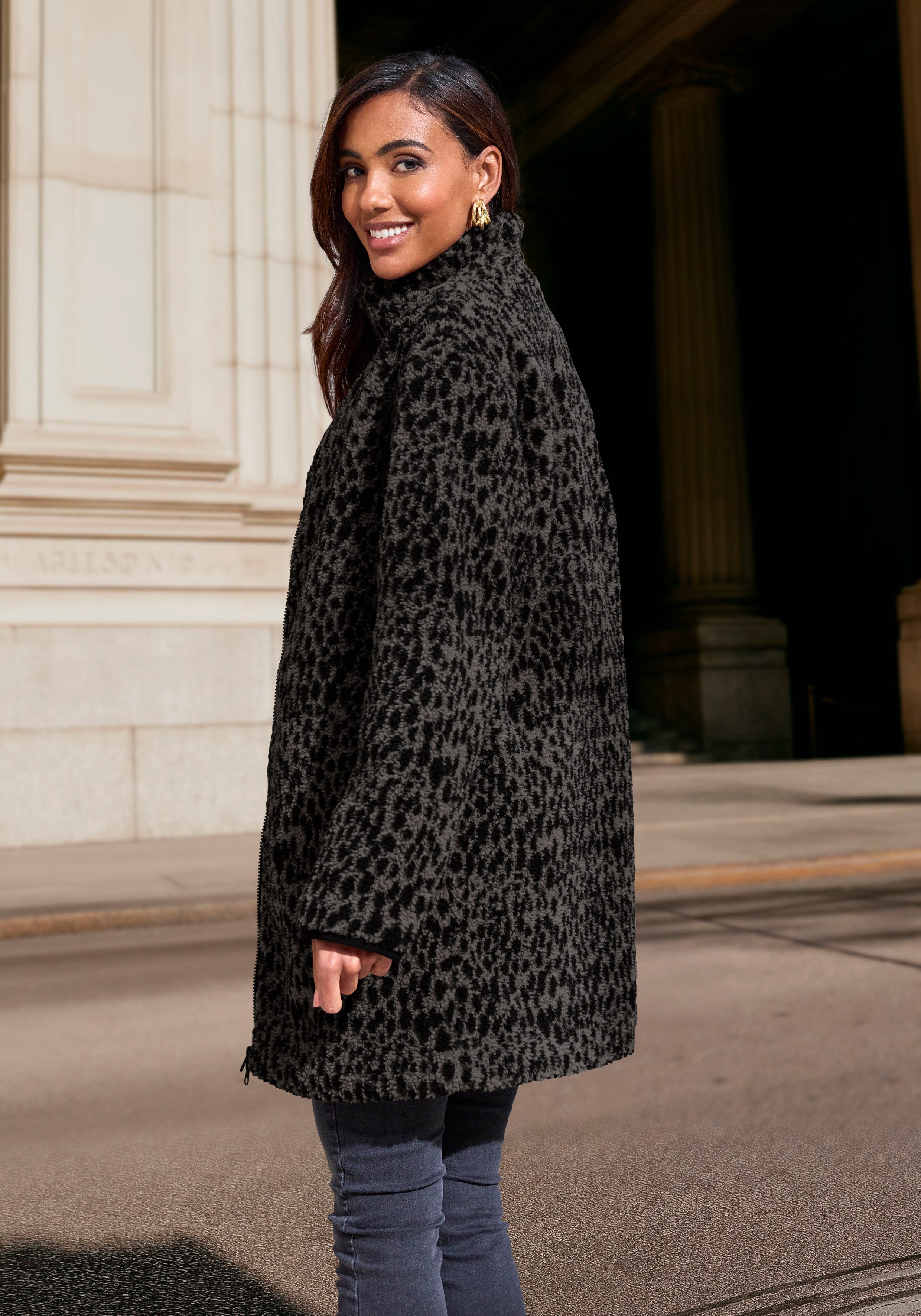 LASCANA Fleecejacke mit elegentem Leomuster