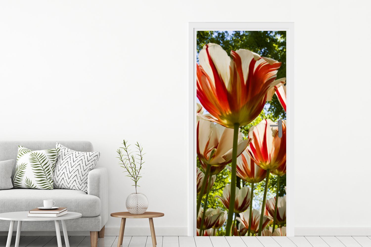 Türtapete Türaufkleber, mit für Tür, Tulpen, cm St), weißen Ein Garten und MuchoWow 75x205 (1 roten Fototapete Matt, bedruckt,