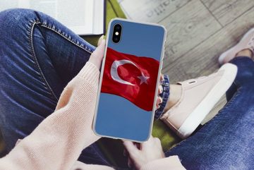 MuchoWow Handyhülle Eine türkische Flagge am blauen Himmel, Handyhülle Apple iPhone Xs, Smartphone-Bumper, Print, Handy