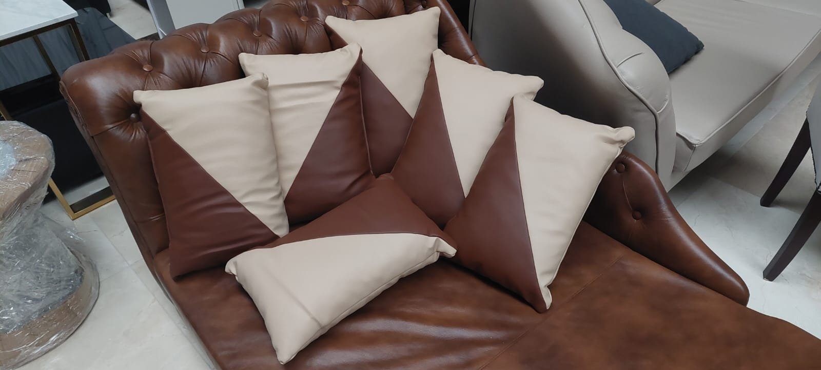 JVmoebel Dekokissen Designer Kissen aus Leder in Beige und Braun für stilvolle Akzente, Made in Europa