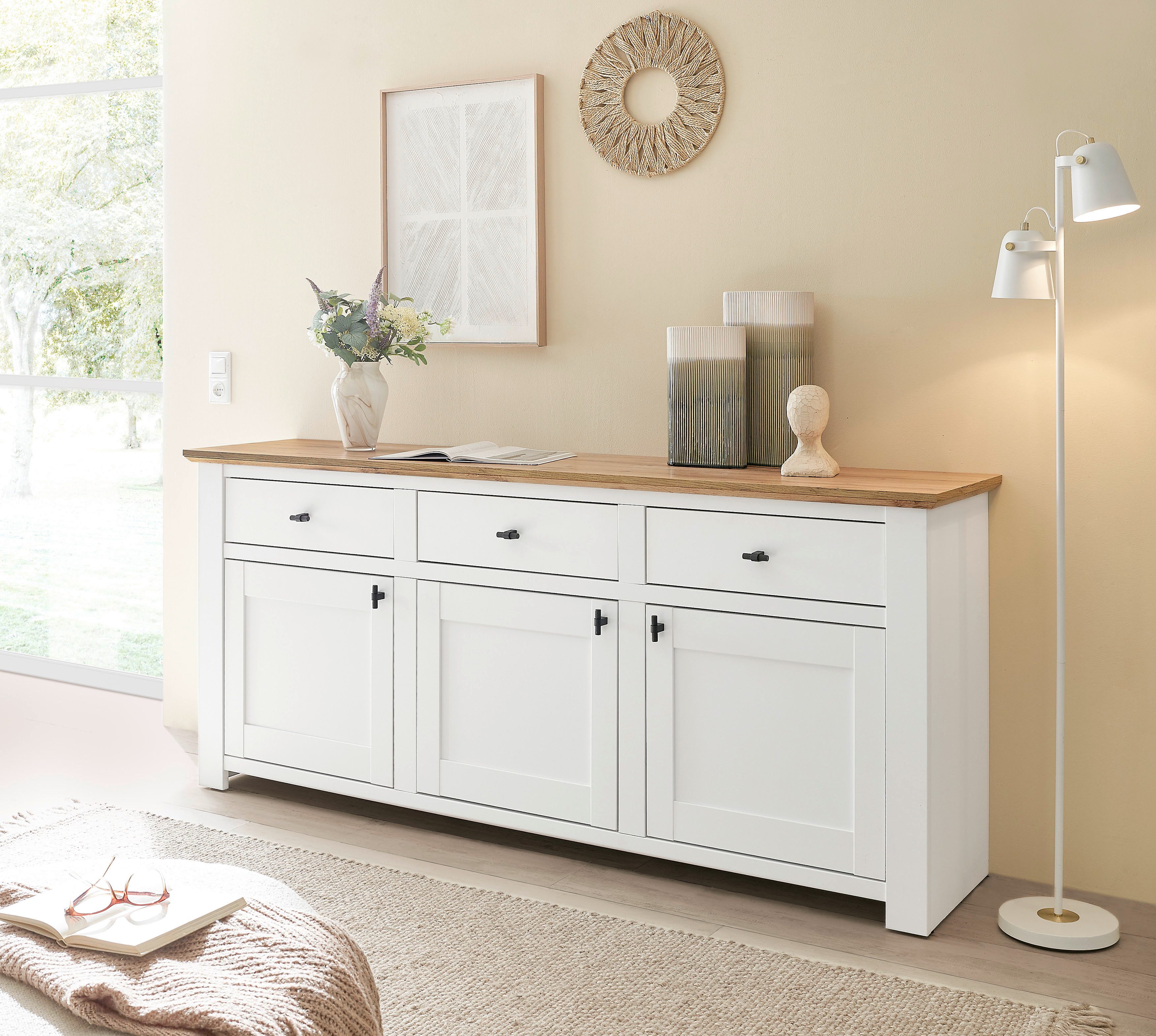Home affaire Sideboard Bristol, schwarze Metallgriffe, elegante Kranzoptik, ausreichend Stauraum