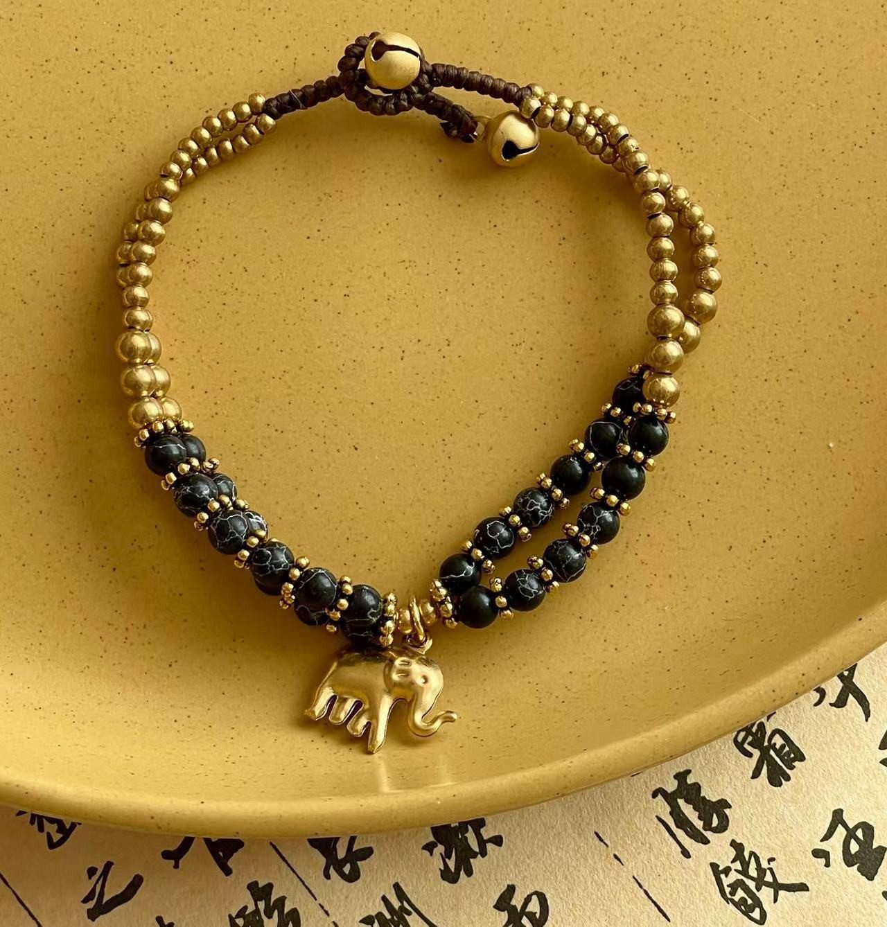 The Beauty House Armband Elegantes Perlenarmband mit Elefant-Anhänger