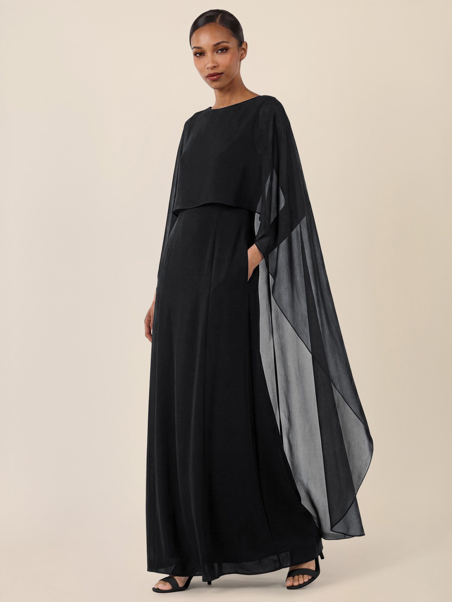 Apart Abendkleid mit Cape
