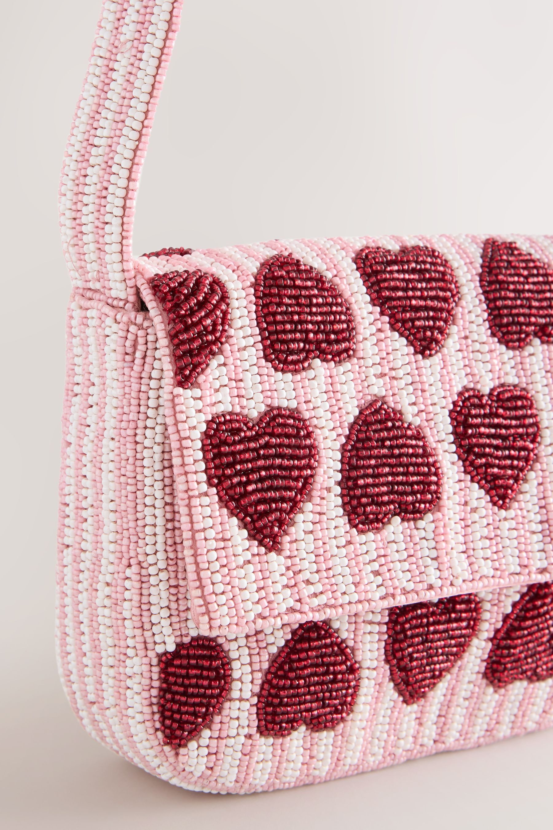 Next Schultertasche Schultertasche mit Perlen und Herz (1-tlg)