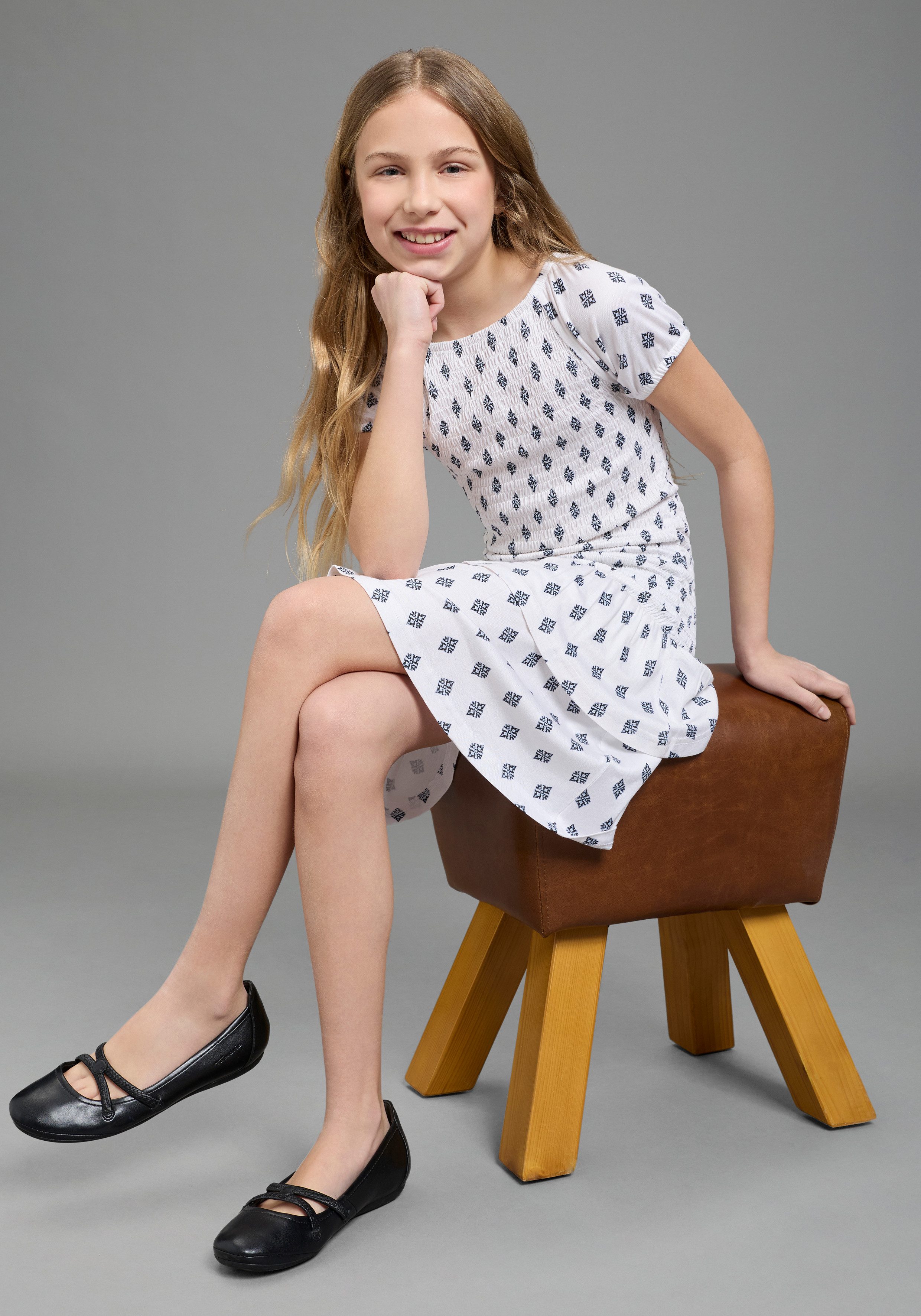 Bruno Banani Jerseykleid Viskose-Allover gemustertes Smoke Kleid, figurbetontes Carmenkleid für Mädchen, mit Carmenausschnitt, aus elastischem Jersey – Bild 5 von 5