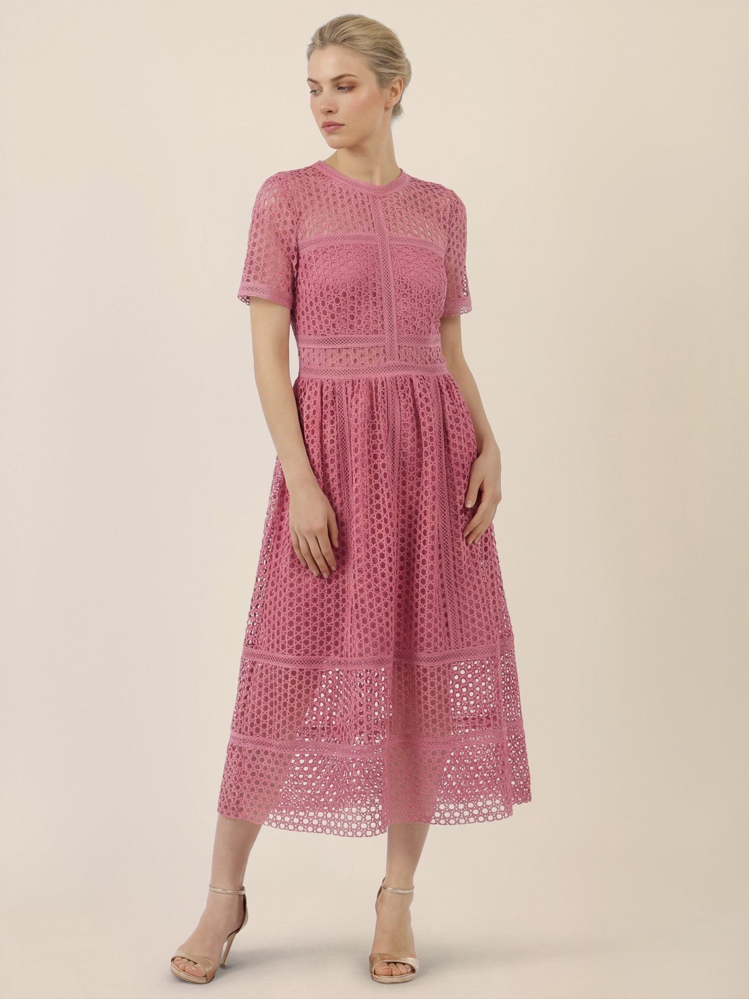 Apart Spitzenkleid mit Häkelspitze und Transparenz
