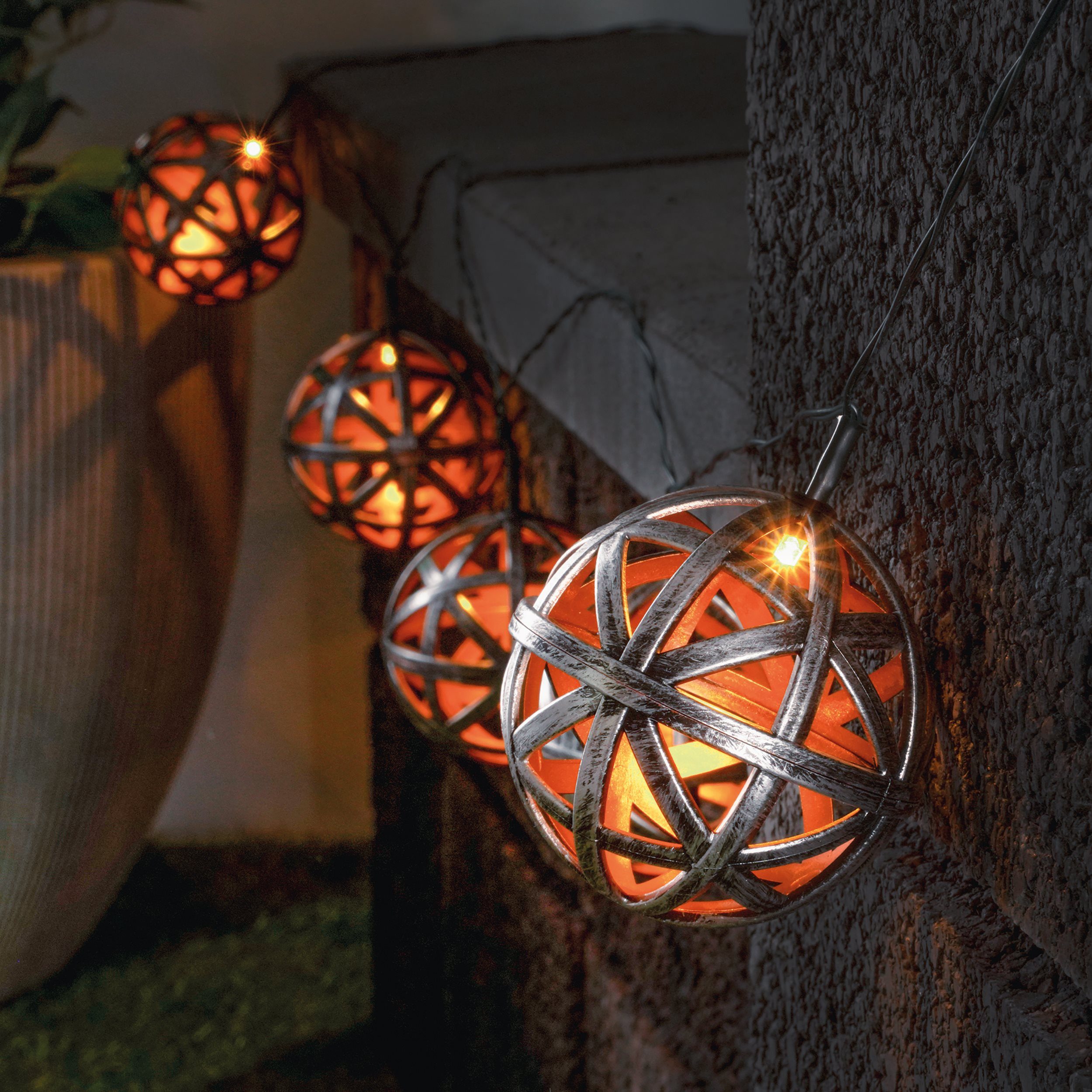 esotec LED Gartenleuchte Solarkette 8 Kugeln Valerie 2m +2m Kabel 2500K silber/kupfer 103016, Dauerlicht, ON/OFF, LED fest integriert, 2500K warmweiß, 8 Leuchtkugeln mit Ornament-Bandverzierung, solarbetrieben