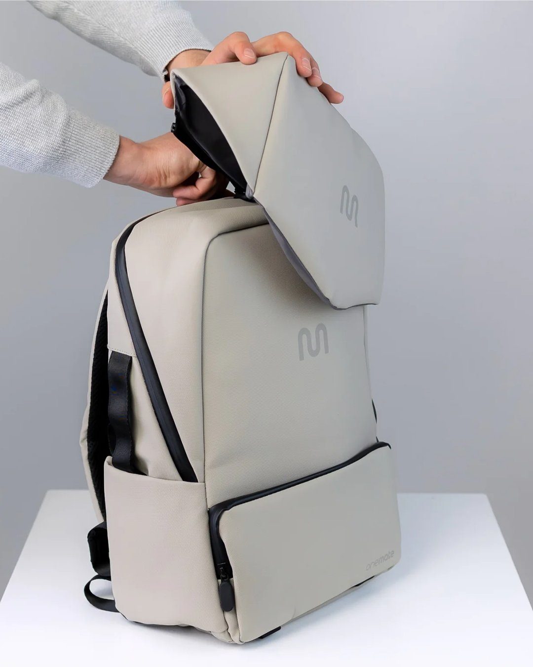 onemate Rucksack Backpack Mini / grau-beige (1-tlg), 15 L mit austauschbarem Flap