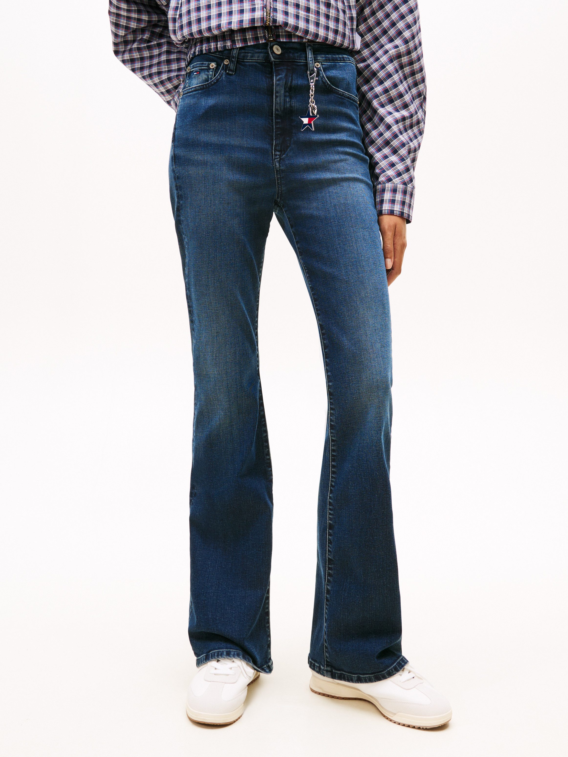 Tommy Jeans Bootcut-Jeans SYLVIA HGH FLR Weite Beinform und Logo Stickerei günstig online kaufen