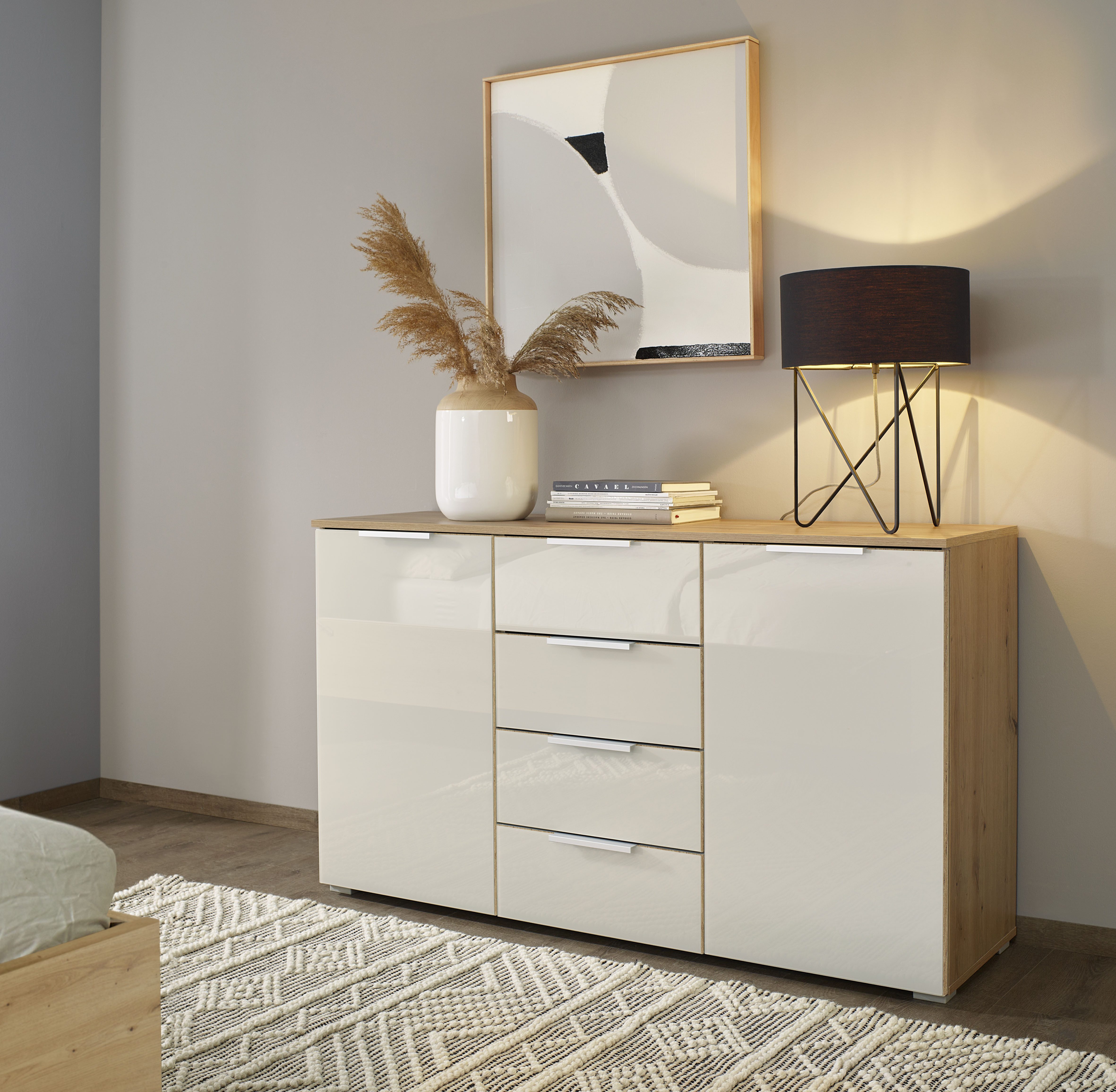 rauch Schubkastenkommode Sideboard Kommode Kombikommode KOLUNA mit Glasfront (Breite 120 cm), vier große Schubladen, mit insgesamt 4 Einlegeböden MADE IN GERMANY
