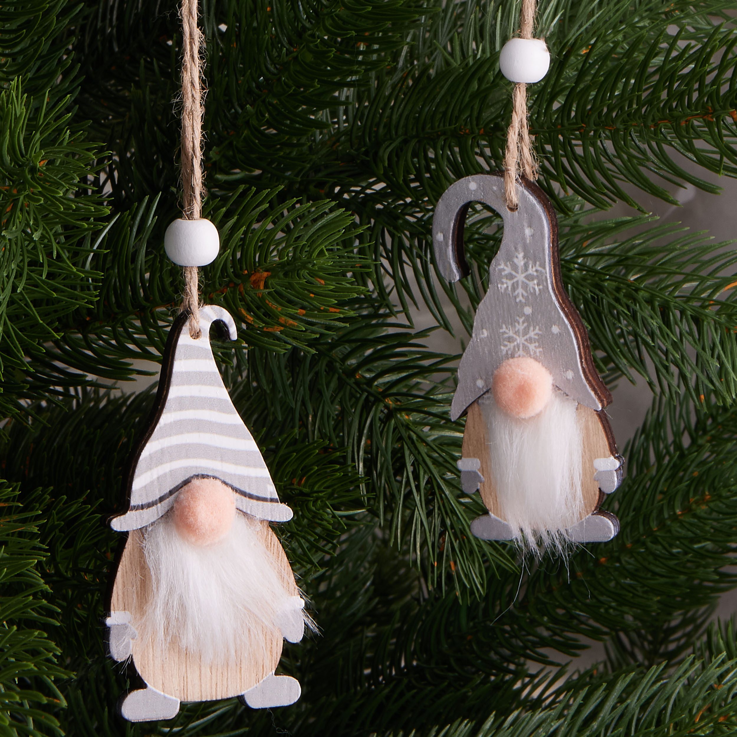 BRUBAKER Christbaumschmuck 12x Weihnachtsanhänger Wichtel - 8 cm Baumschmuck aus Holz - Gnom (12-tlg), Zwerge mit Bart und großer Nase - Holzanhänger Weihnachts – Bild 3 von 5