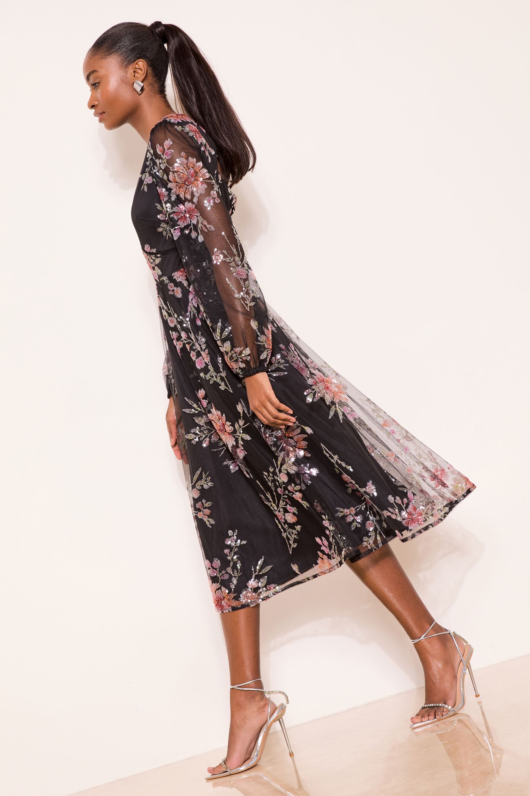 LIPSY Midikleid Lipsy Premium Maxikleid mit Meshärmeln und Print (1-tlg)