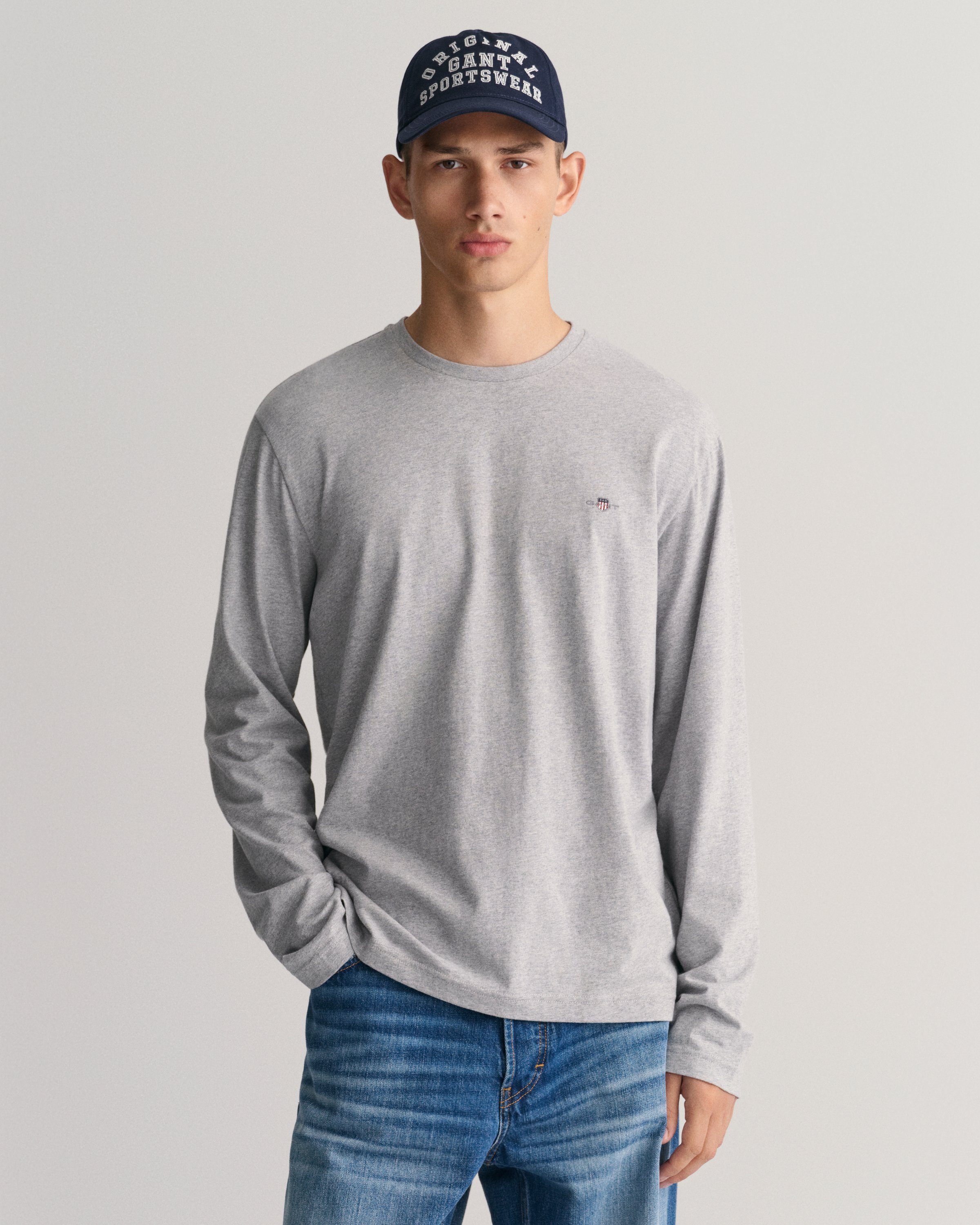 Gant Langarmshirt REG SHIELD LS T-SHIRT mit Logostickerei auf der Brust