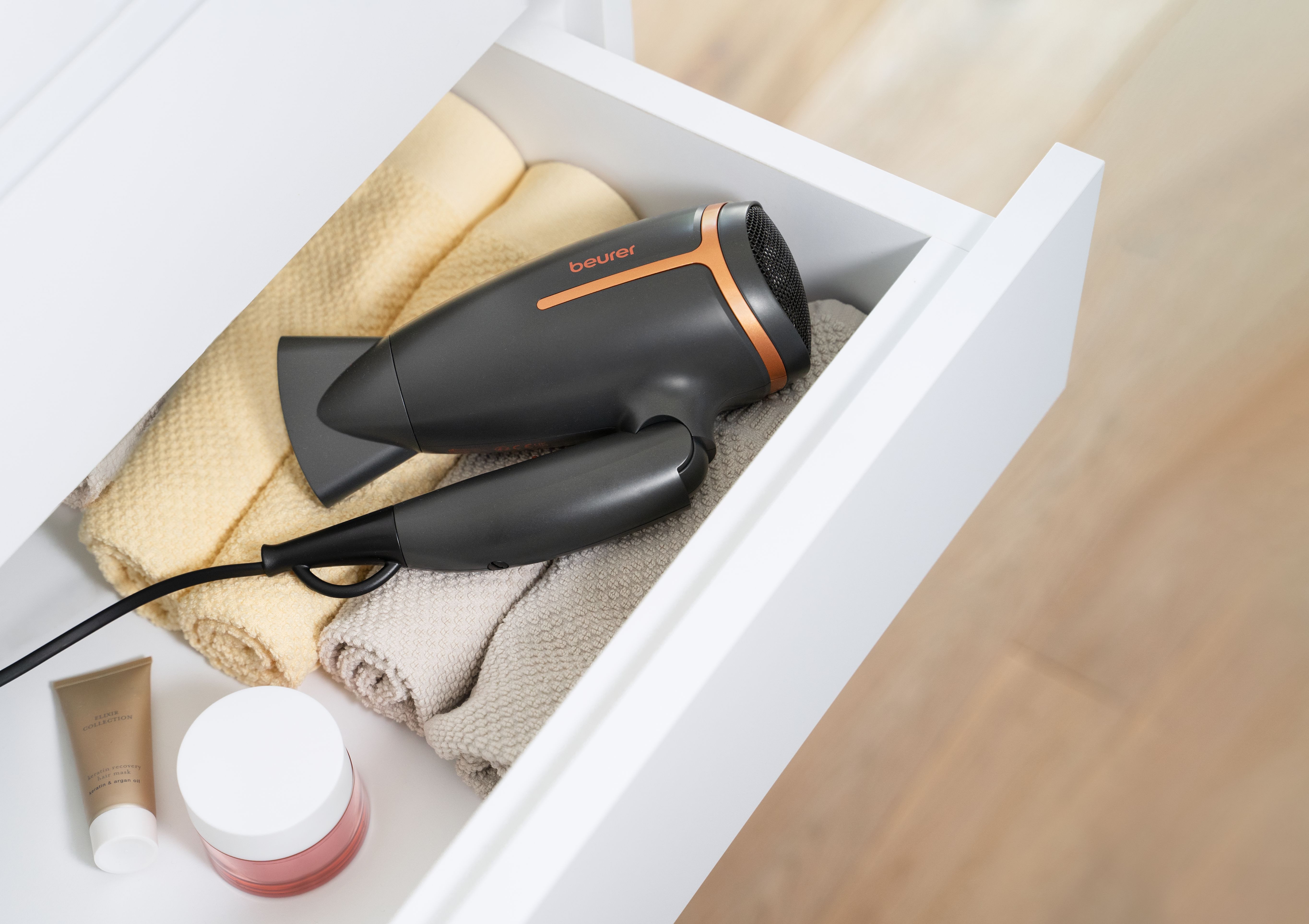 BEURER Reisehaartrockner HC 25, klappbarer Reiseföhn mit Ionen-Technologie, 1600 W, Spannungsumschaltung: 100-240 Volt, zur weltweiten Nutzung geeignet