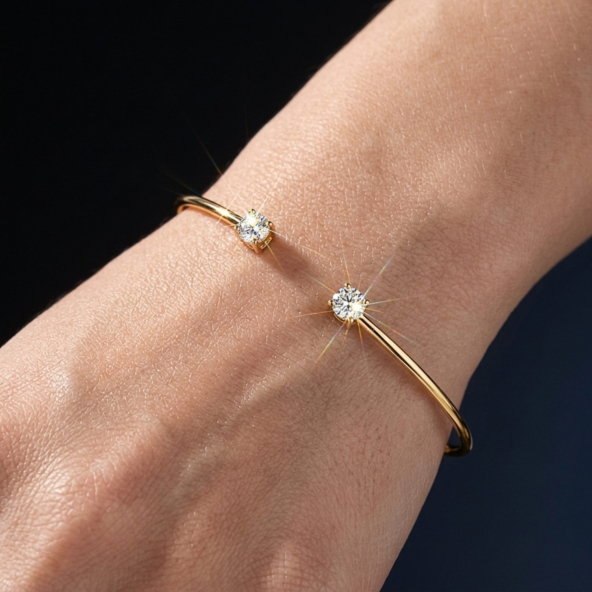 UNIQAL.de Armreif 925 Silber 1,00 Karat mit Diamant Moissanit - LUMINA (Offener Armreif mit 2 Moissanit Solitär Steinen in Diamantoptik, 925 Sterling Silber weißgold oder 14K gold veredelt, inkl. Luxuriöse Schmuck Geschenkbox), Moissanit VVS1 Reinheit, GRA-Zertifikat, Armkette Geschenk für Damen