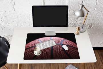 MuchoWow Gaming Mauspad Ein Basketball auf schwarzem Hintergrund (1-St), Büro für Tastatur und Maus, Mousepad Gaming, 90x60 cm, XXL, Großes