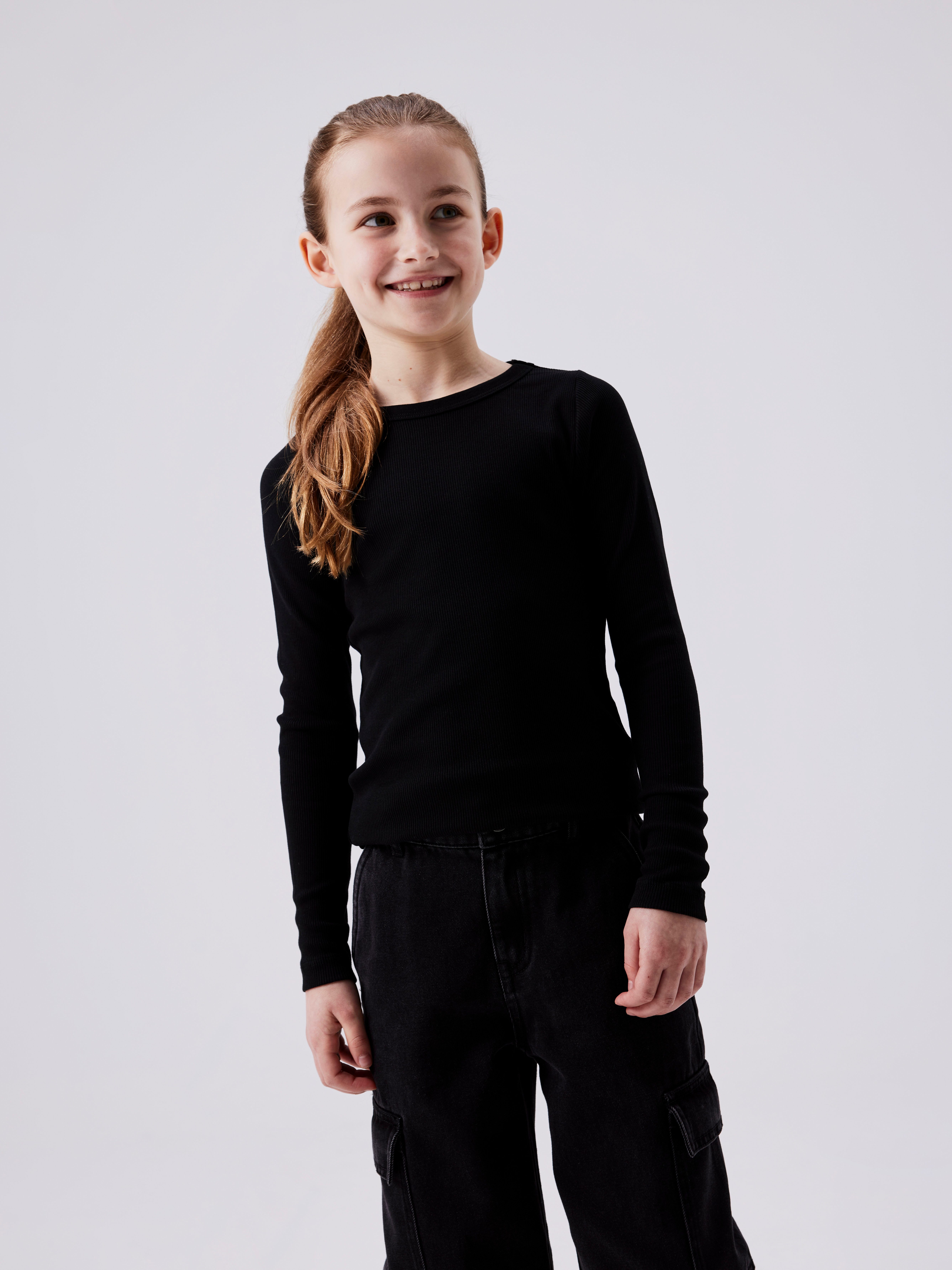 Name It Langarmshirt NKFNAKAL LS TOP NOOS in Basic-Form und leicht gerippter Qualität