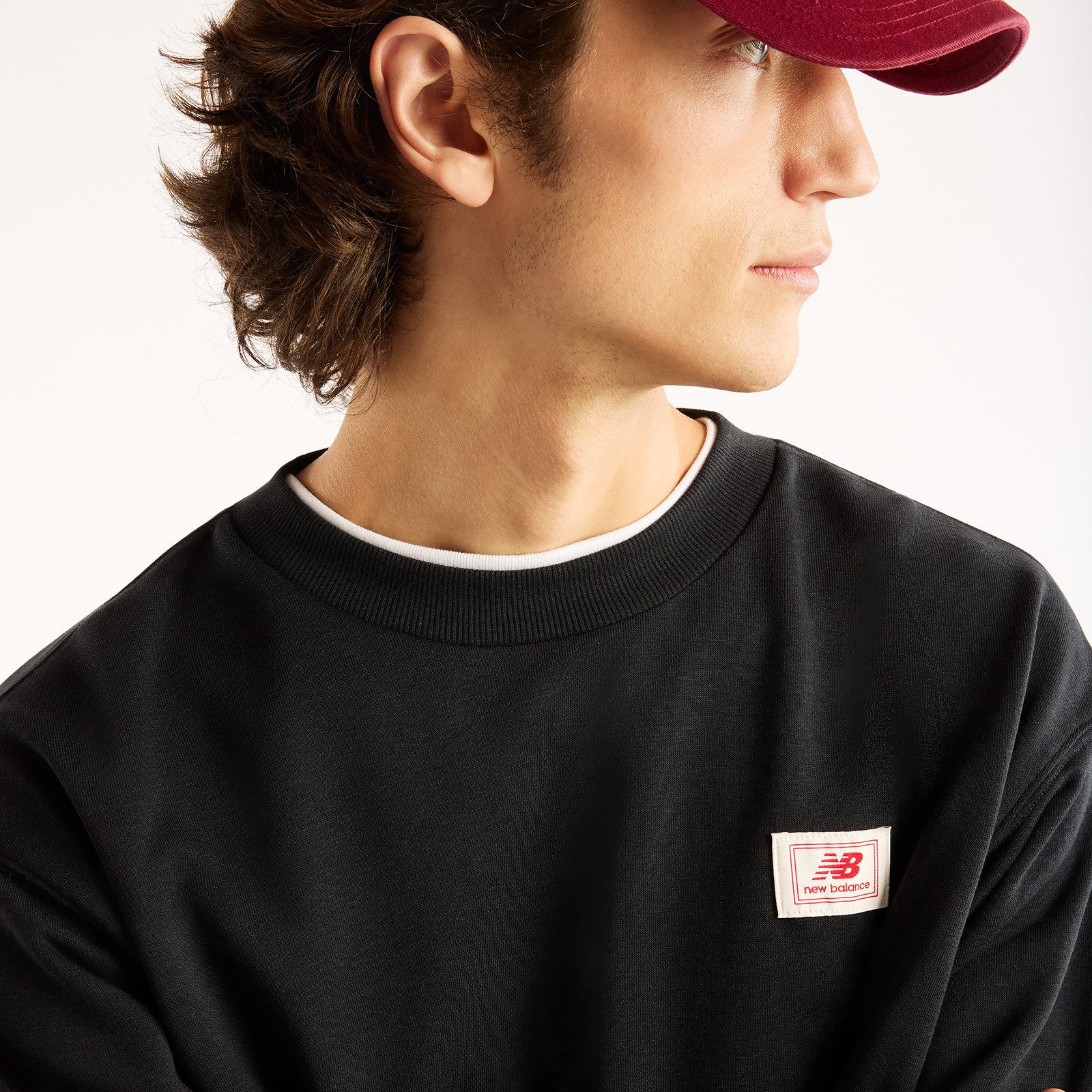 New Balance Sweatshirt WOVEN LABEL CREW klassischer Schnitt, mit Grafik-Print auf dem Rücken