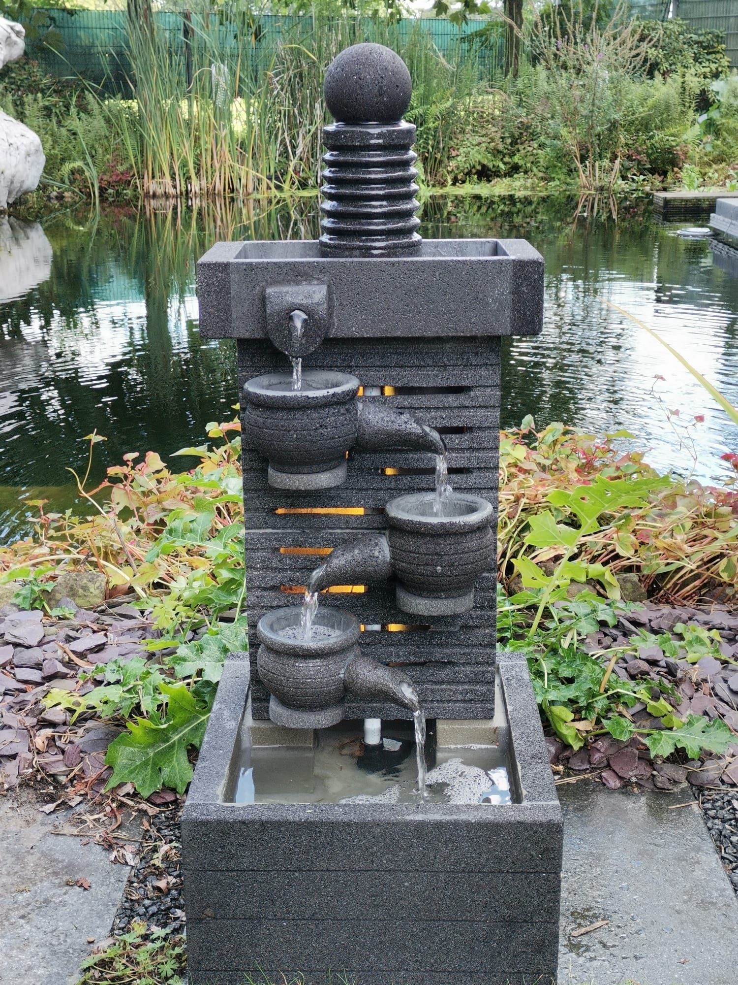 IDYL Gartenbrunnen IDYL witterungsbeständig Naturprodukt mit Wasserspiel Beleuchtung, Lavastein-Brunnen Einschüssen Handarbeit mit leichten