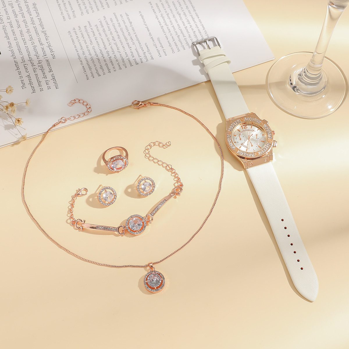 ibettertec Quarzuhr  Geschenk Damen Armbanduhr Armband Halskette Ring Ohrring Schmuck Set, (Elegant Analog Quarz Uhr mit Digital Zifferblatt und Elastisch Legierung Armband .Frauen Mädchen Strass Quarzuhr für Weihnachten Bracelet Jewelry Set.Damengeschenke, Weihnachten, Valentinstag, Hochzeitstag, Muttertag,Lehrertag, 5-tlg., Geburtstage usw Es kann als Schmuckdisplay,Brautschmuckzubehör), Kunstfotos usw.verwendet werden.Hochwertige Geschenkbox