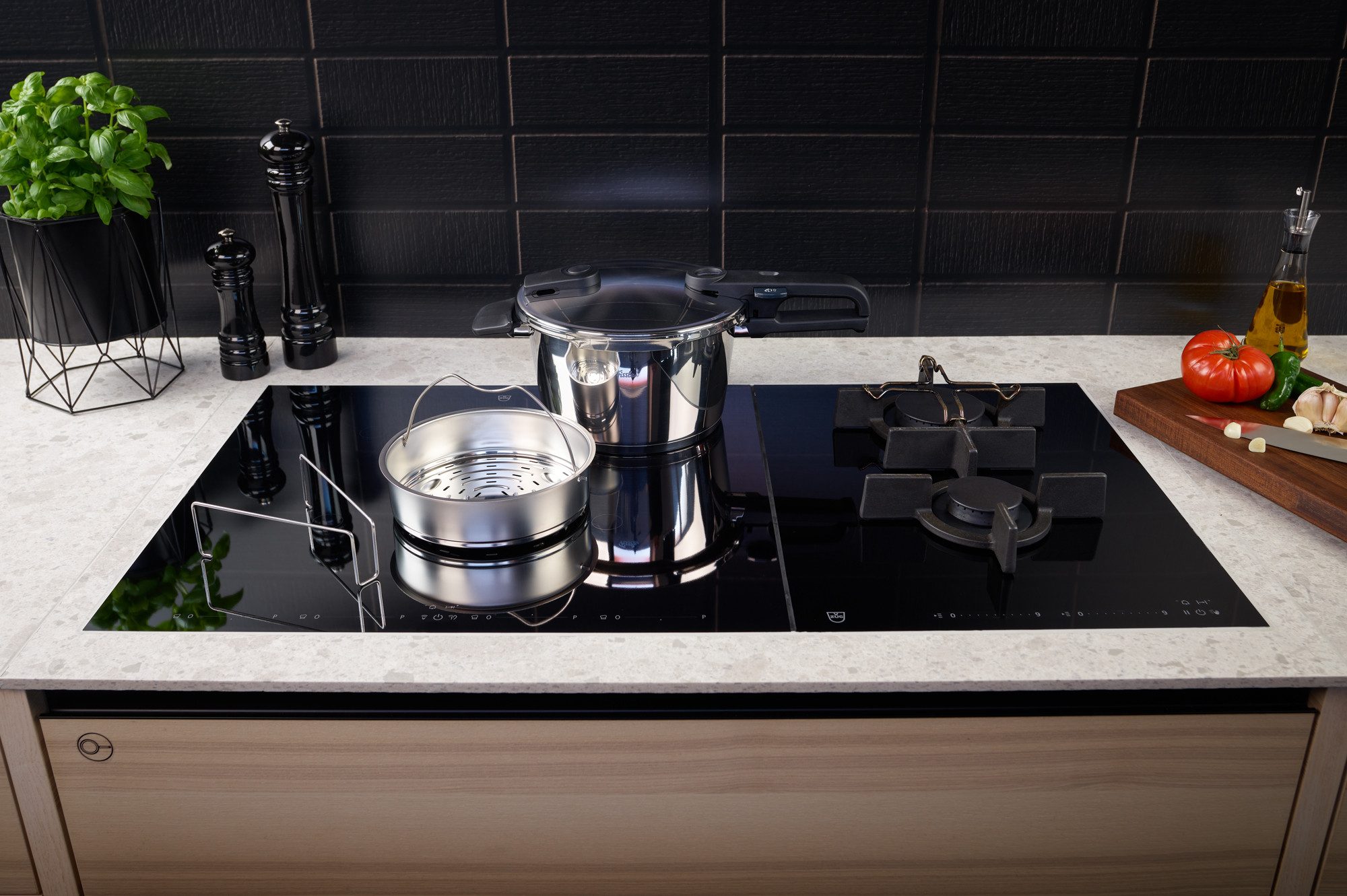 Fissler Schnellkochtopf Vitaquick® Edition, Edelstahl 18/10 (Set, 2-tlg., Schnellkochtopf 4,5 oder 6 Liter mit Deckel und Dünsteinsatz), Made in Germany, mit gelochtem Einsatz