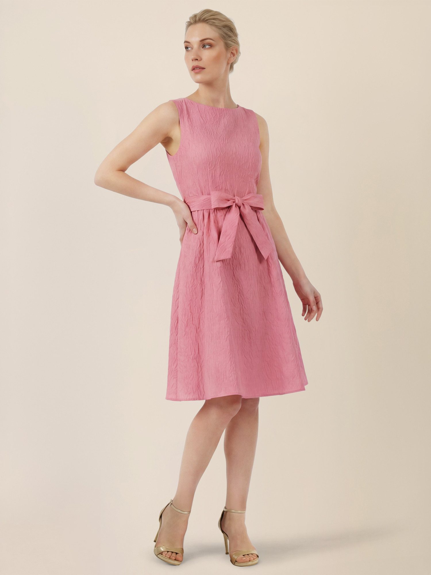 Apart Abendkleid mit Struktur und Taillenschleife