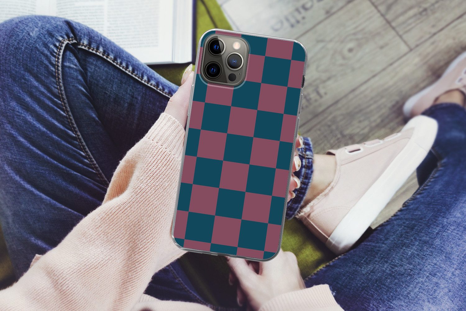 MuchoWow Handyhülle für Apple iPhone 13 Pro Max Schachbrett Druck - Blau - Rot - Würfel, Smartphone-Bumper, Print, Handy Schutzhülle Dünn